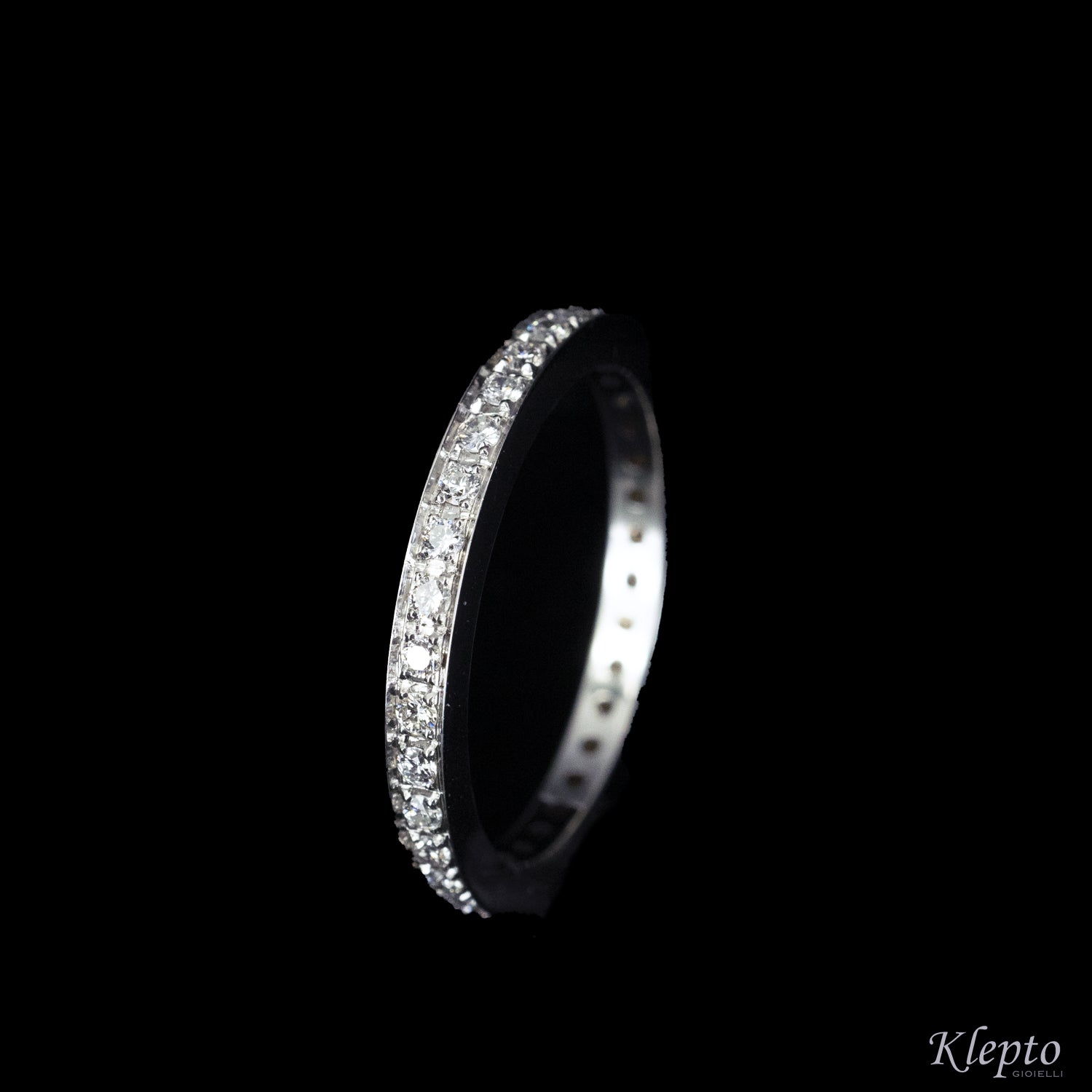 Infinity in white gold on the track