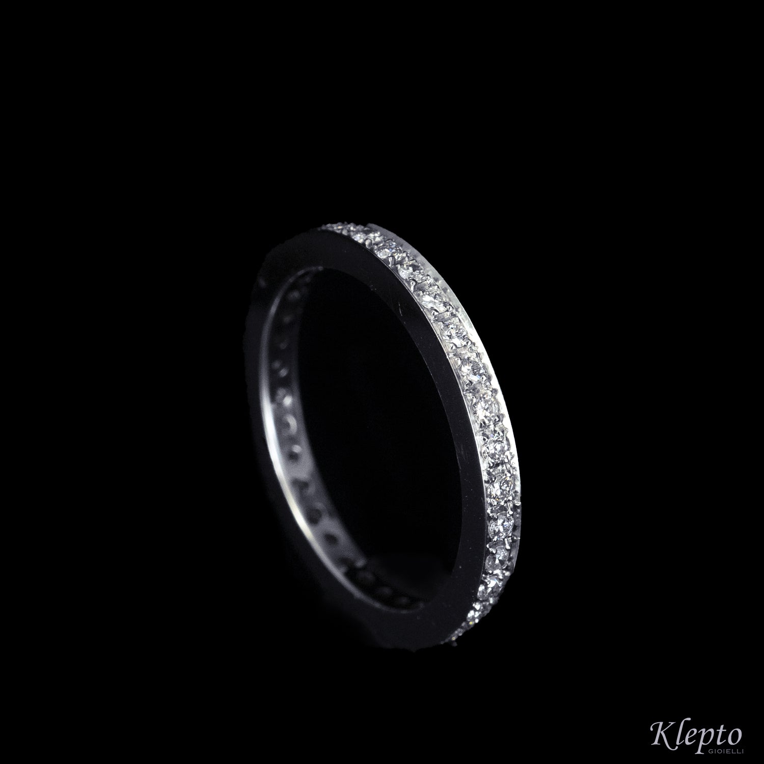 Infinity in white gold on the track