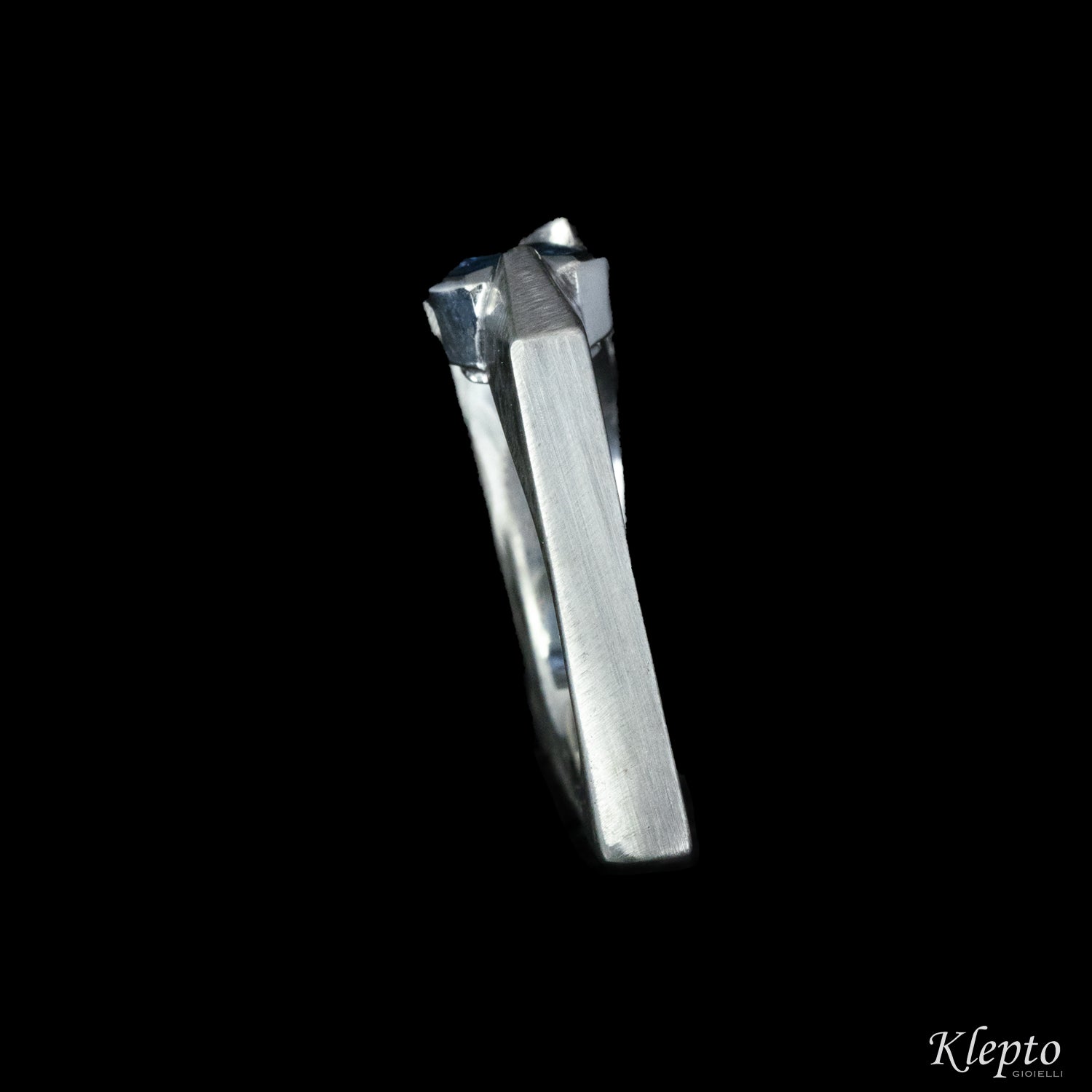 Classic ring by klepto in white gold with sapphire and diamonds
