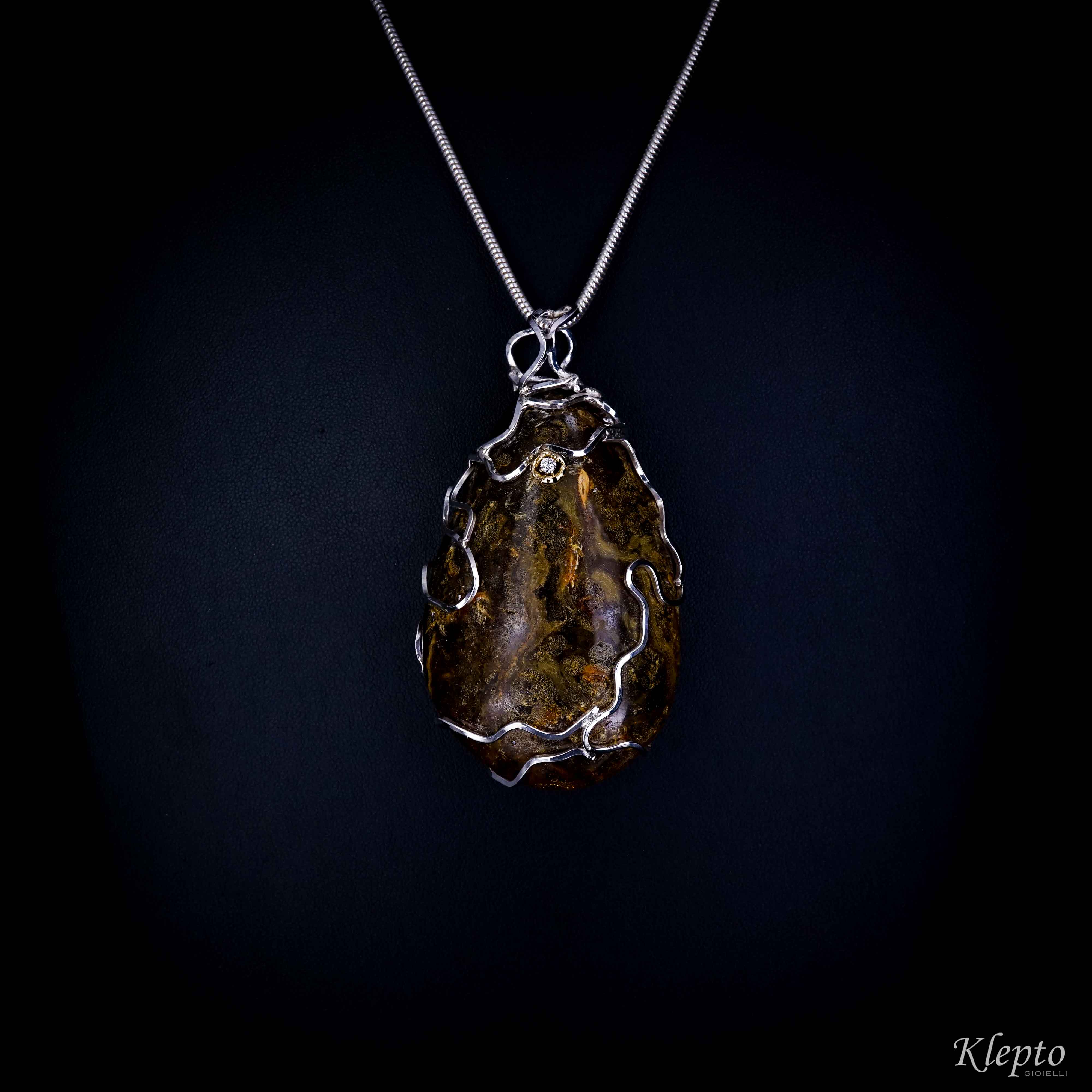 Pendant in Silnova® Silver and yellow gold with Dominican Amber