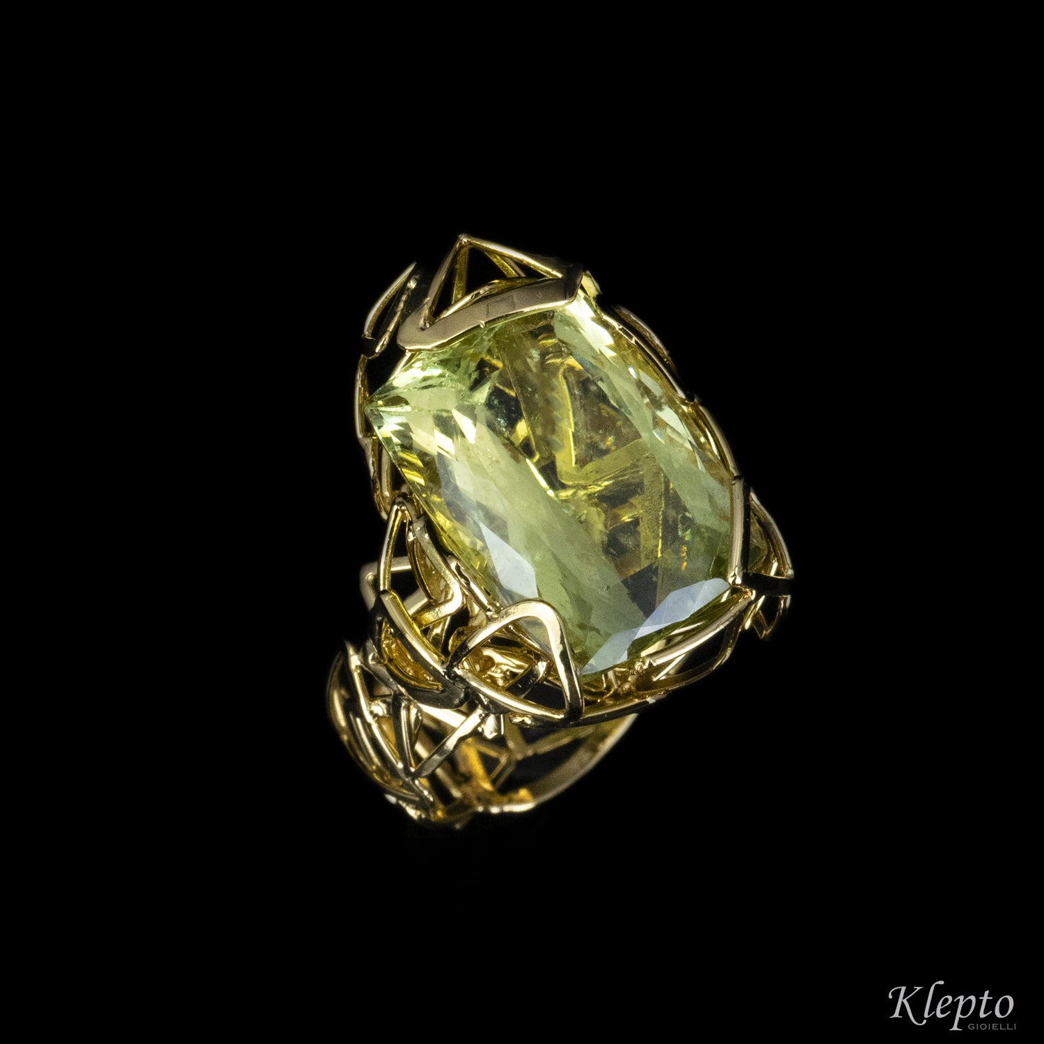 Yellow gold ring with Heliodor