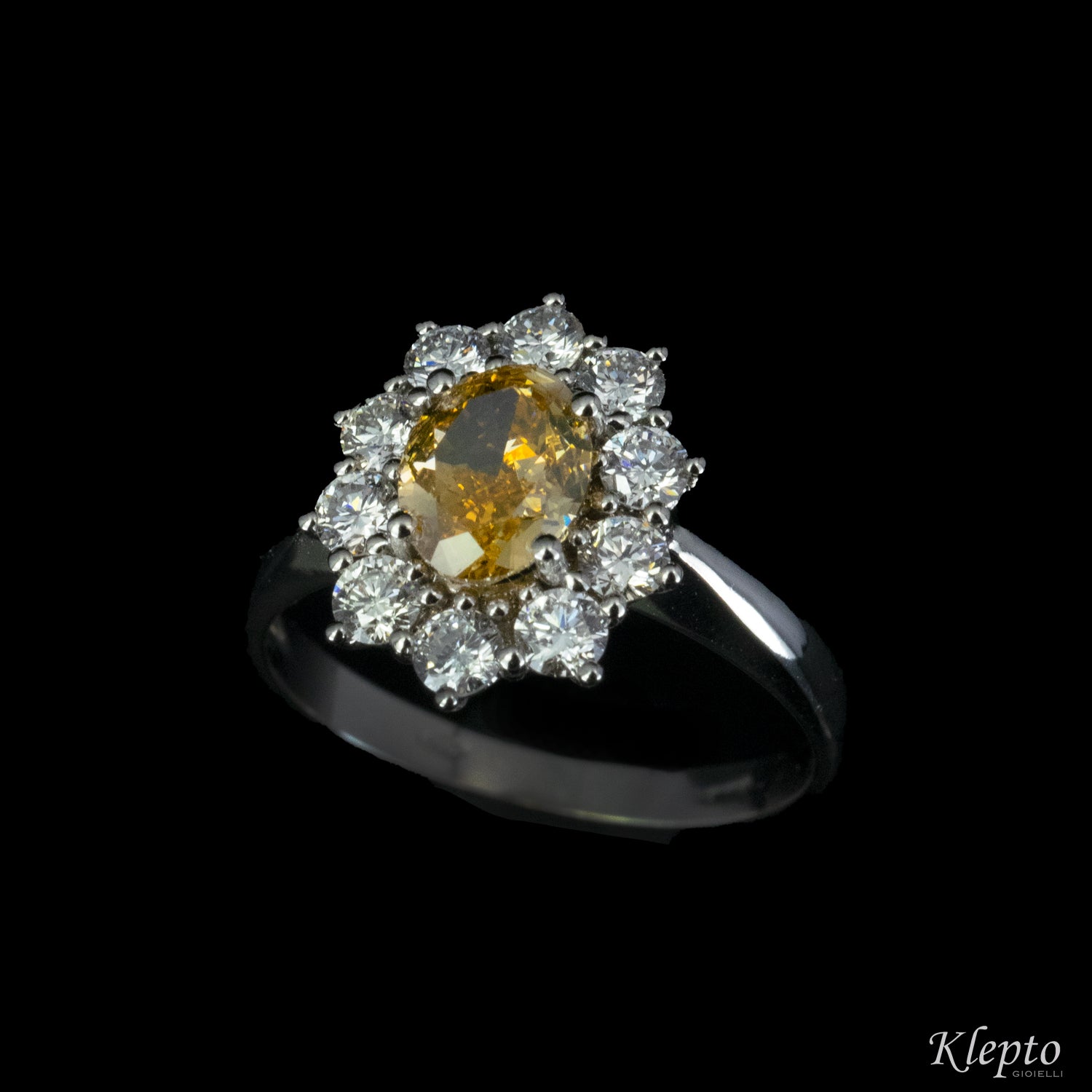 Classic ring in white gold with Fancy Diamond and Diamond outline