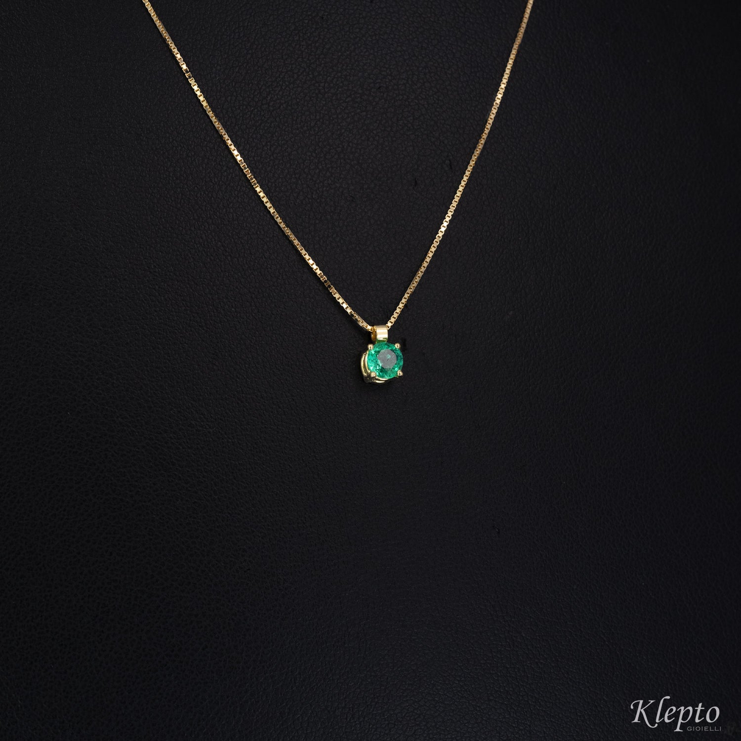 Light point yellow gold pendant with Emerald