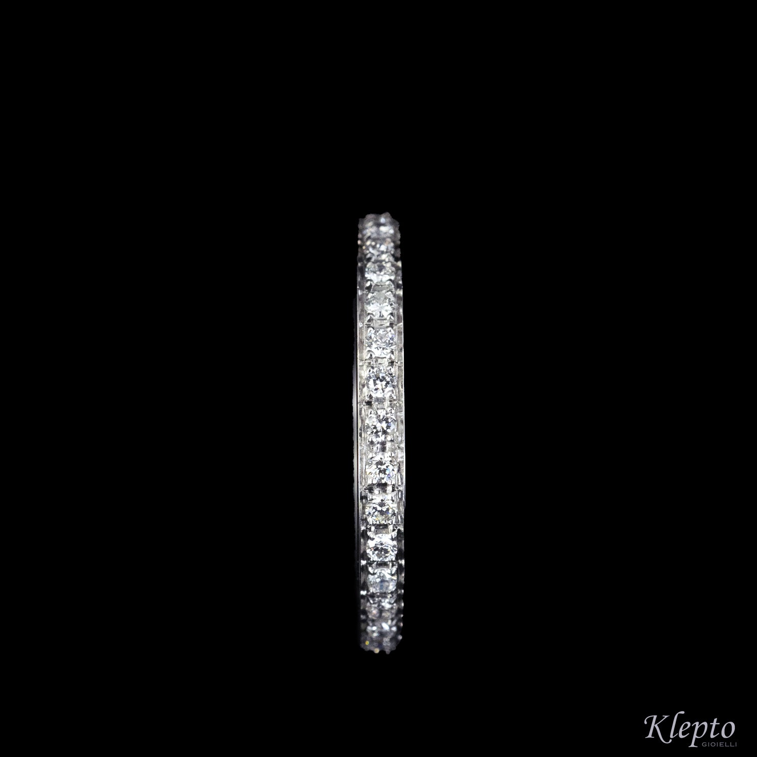 Infinity in white gold on the track