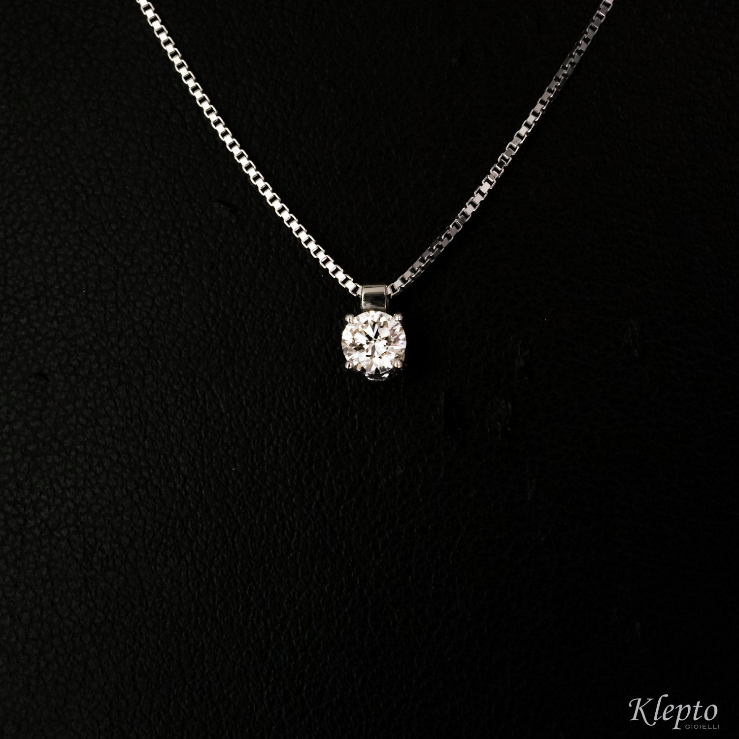 White gold pendant with diamond