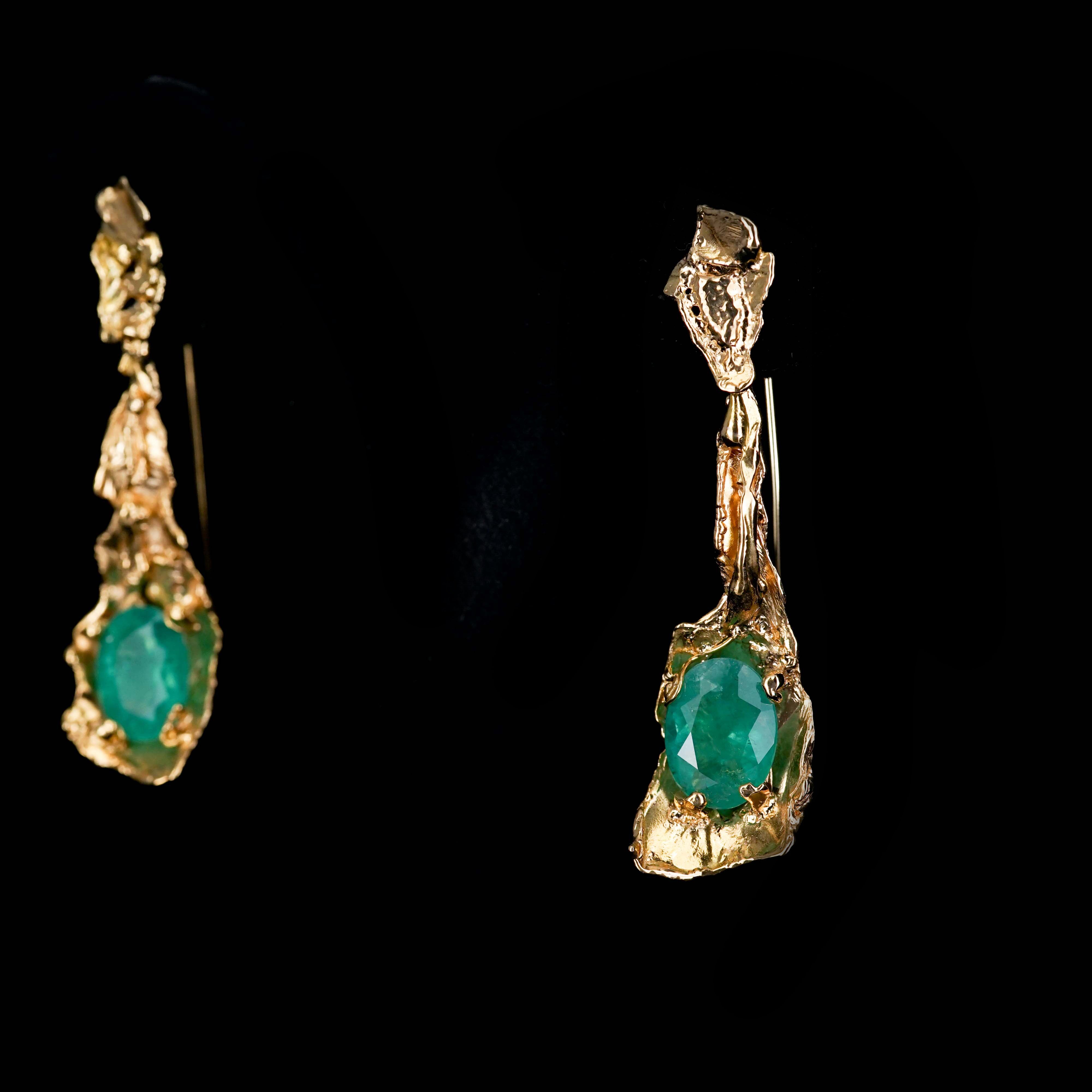 Flame-fused yellow gold earrings with Emeralds