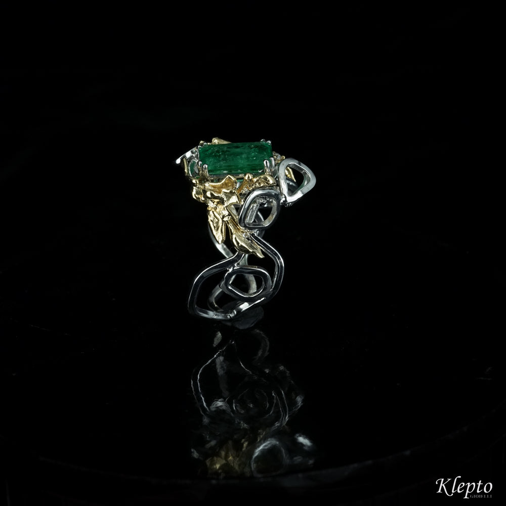 White gold ring with Emerald, Diamond and yellow gold details