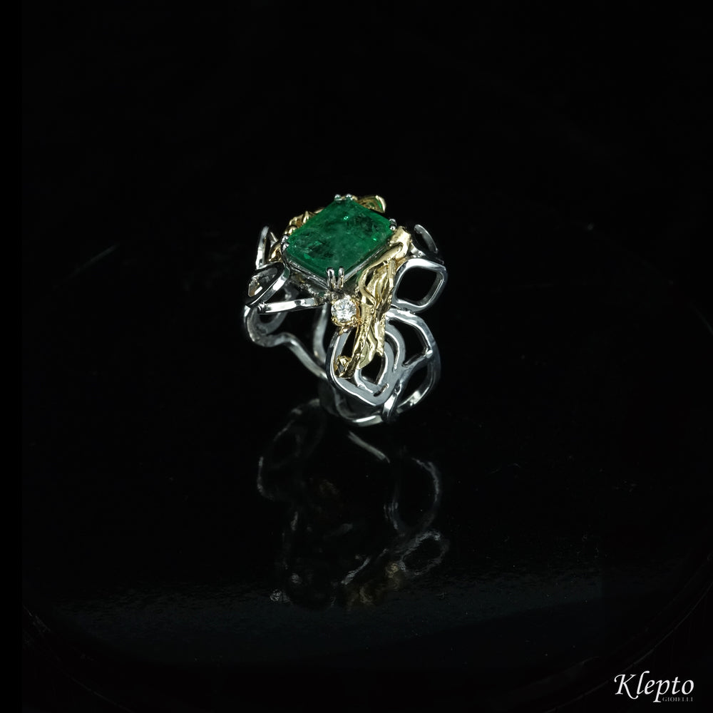 White gold ring with Emerald, Diamond and yellow gold details