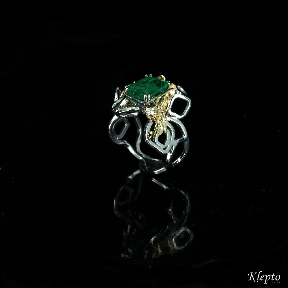 White gold ring with Emerald, Diamond and yellow gold details