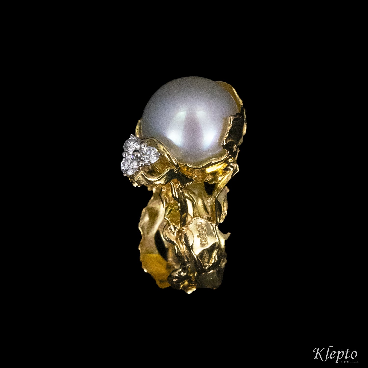 Yellow gold ring with Australian Pearl and Diamonds