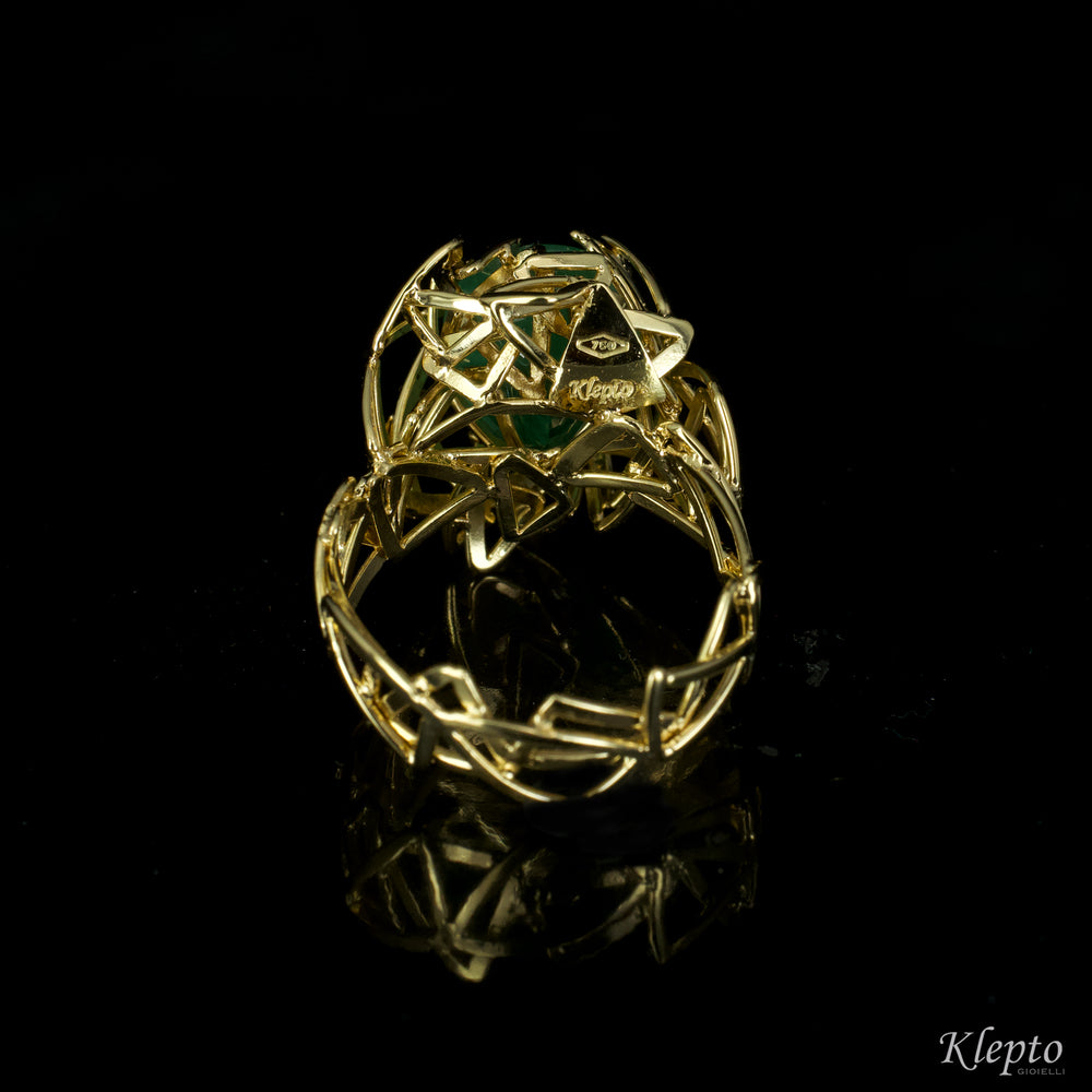 Yellow gold ring with Emerald