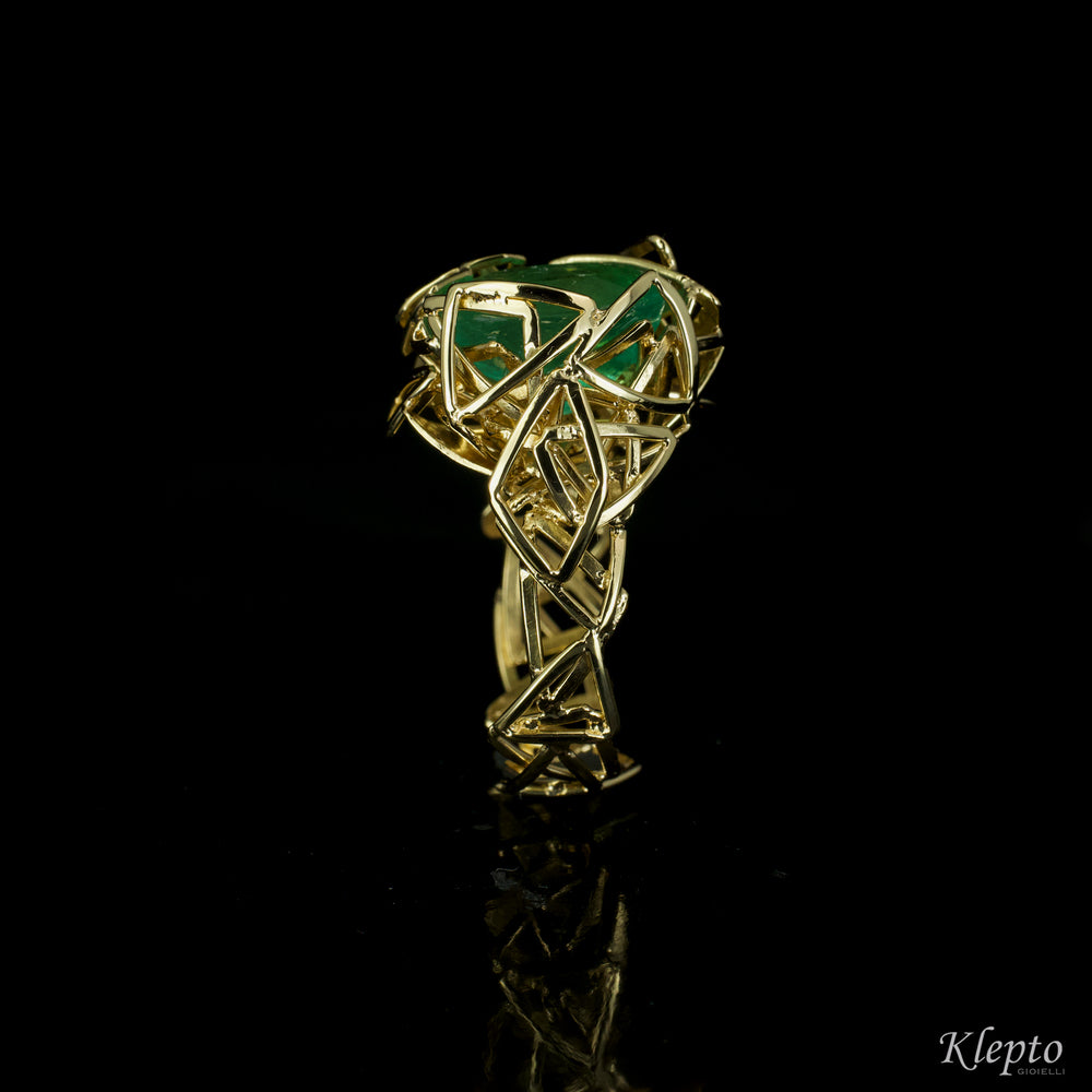Yellow gold ring with Emerald