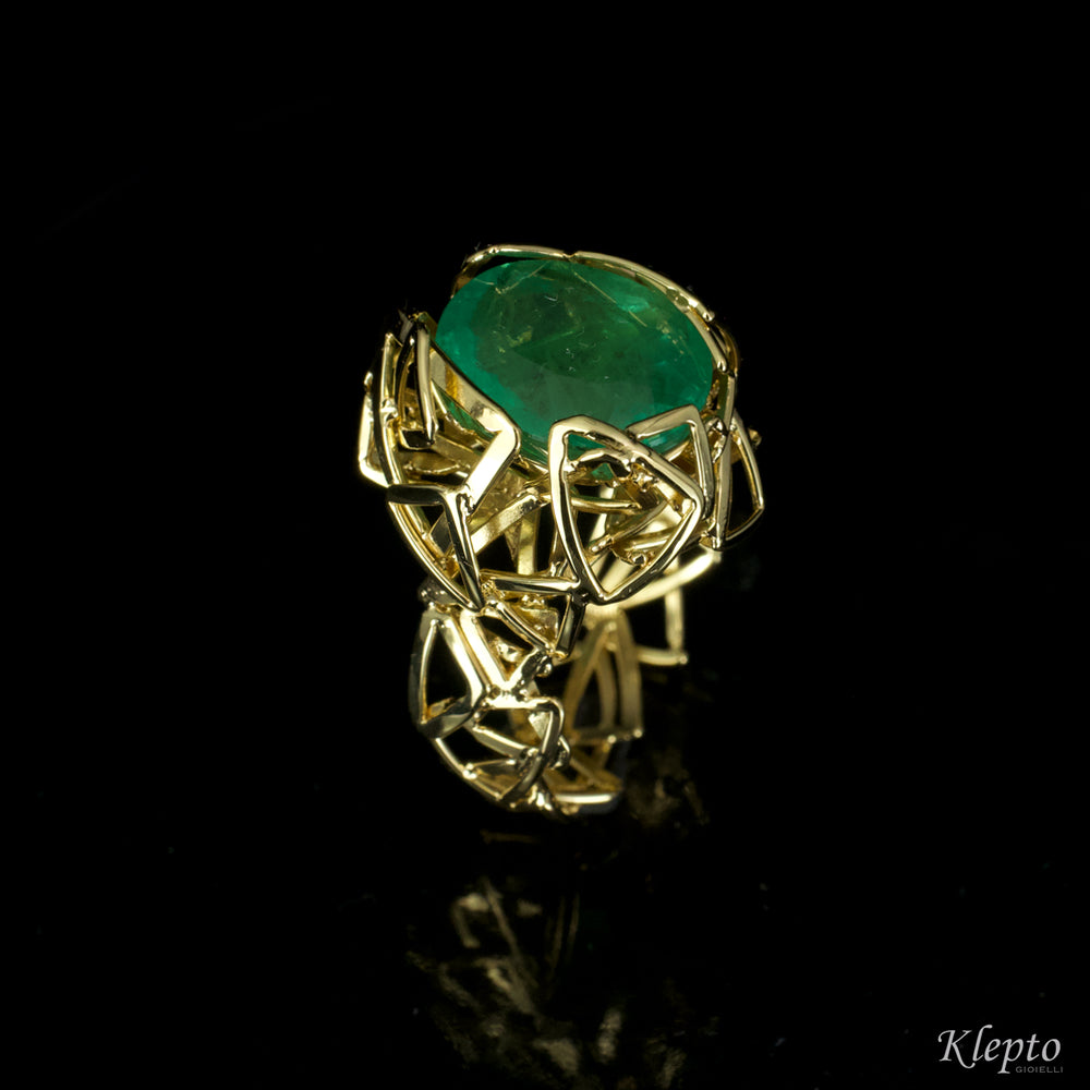 Yellow gold ring with Emerald