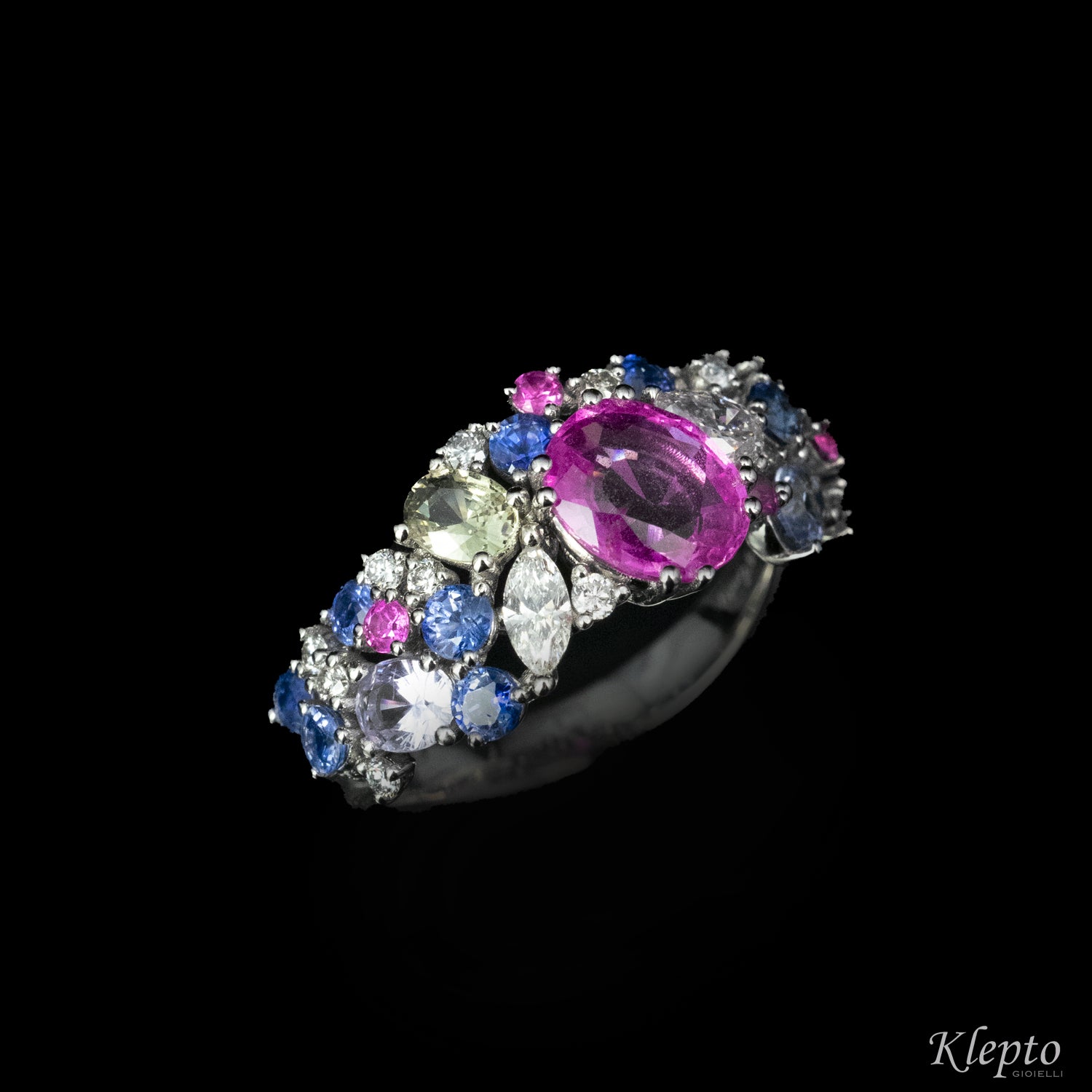Classic ring in white gold with sapphires and diamonds