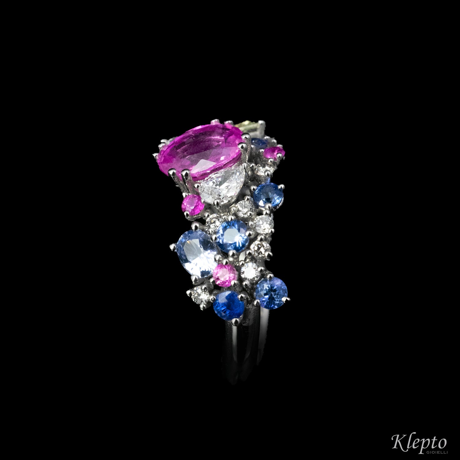Classic ring in white gold with sapphires and diamonds