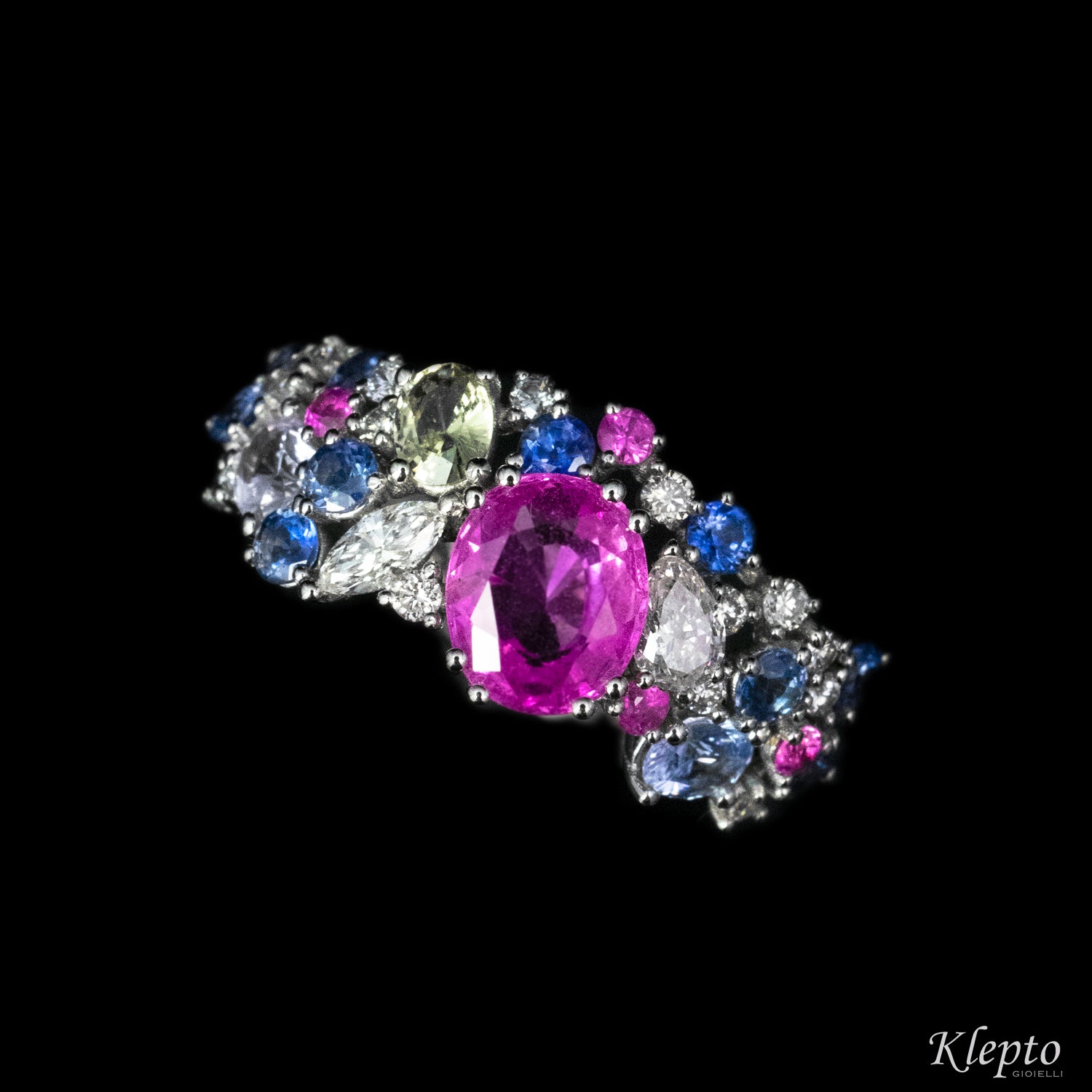 Classic ring in white gold with sapphires and diamonds