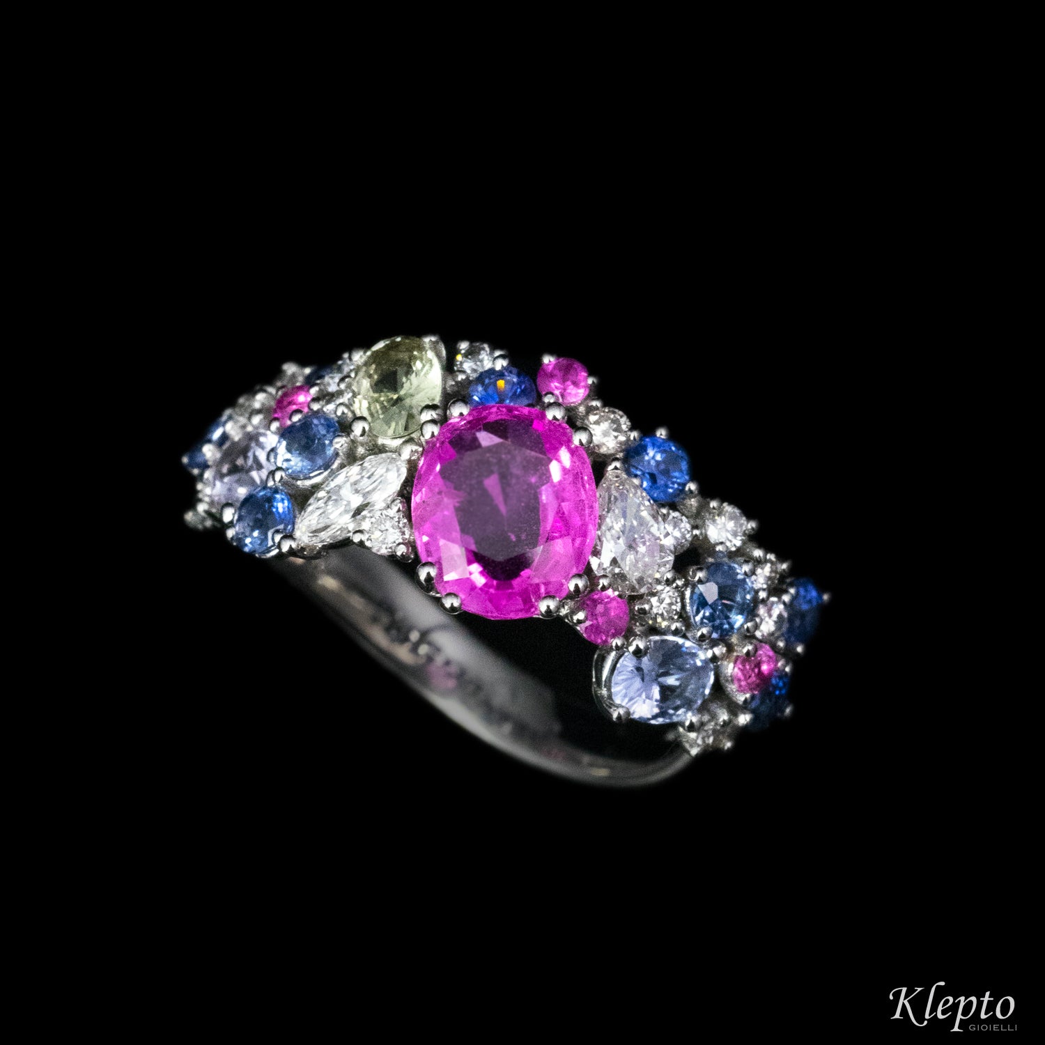 Classic ring in white gold with sapphires and diamonds
