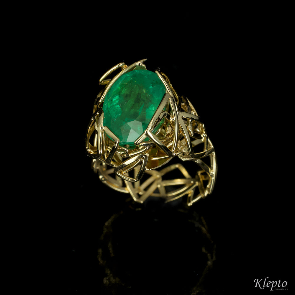 Yellow gold ring with Emerald