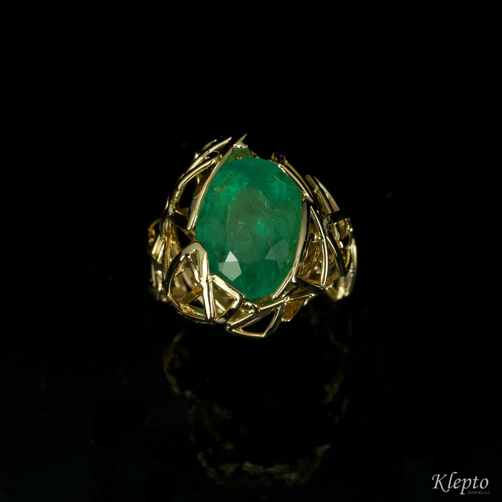 Yellow gold ring with Emerald