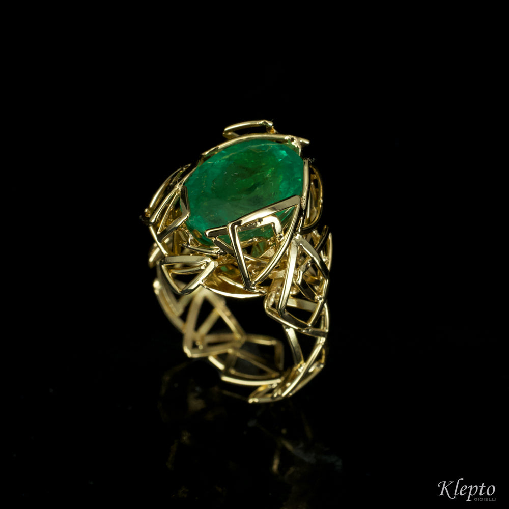 Yellow gold ring with Emerald