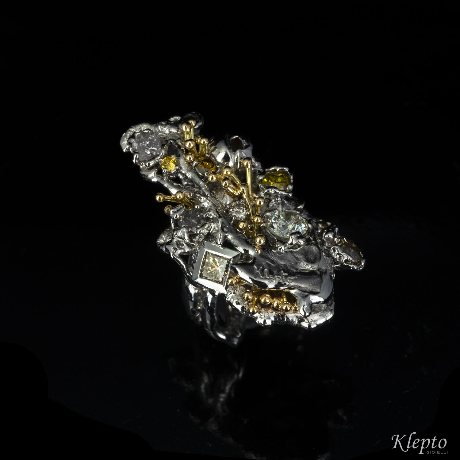 Ring in white and yellow gold "Barrier Coral" with Diamonds