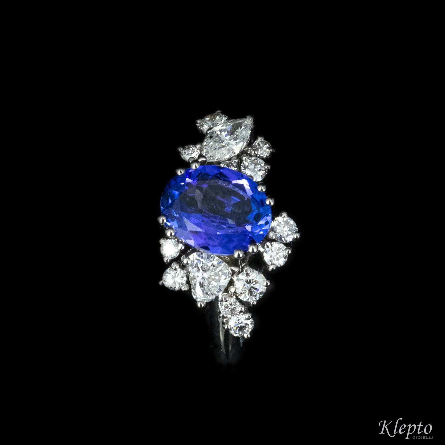 Classic ring by Klepto in white gold with tanzanite and fancy cut diamonds