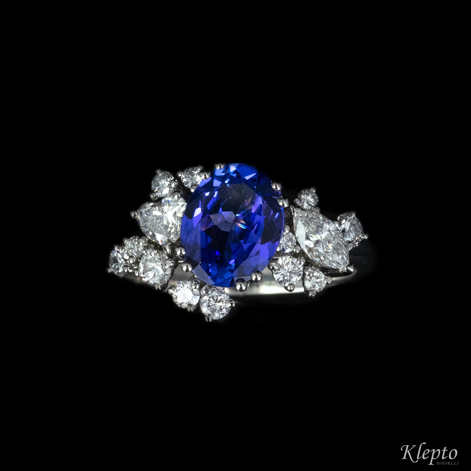 Classic ring by Klepto in white gold with tanzanite and fancy cut diamonds