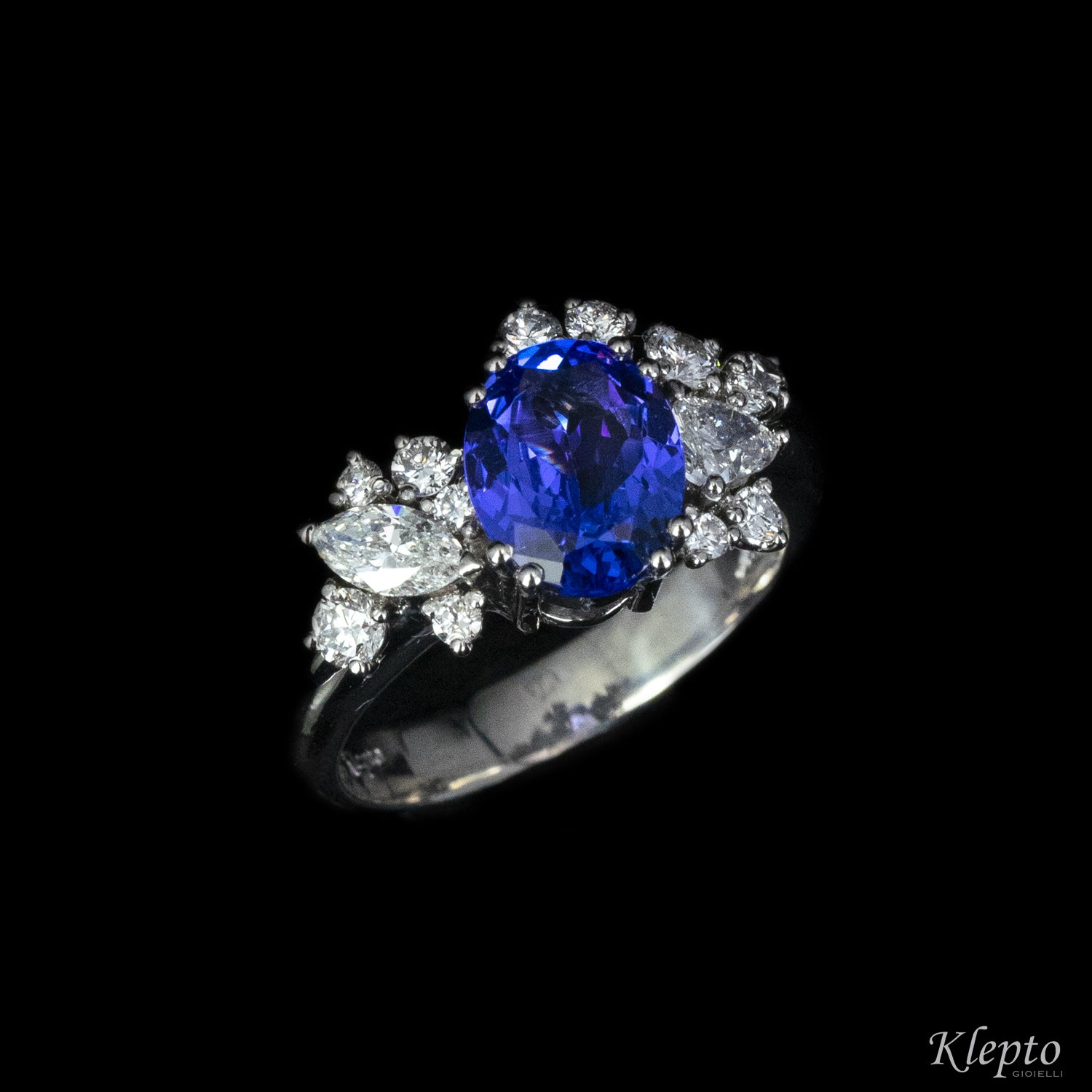 Classic ring by Klepto in white gold with tanzanite and fancy cut diamonds