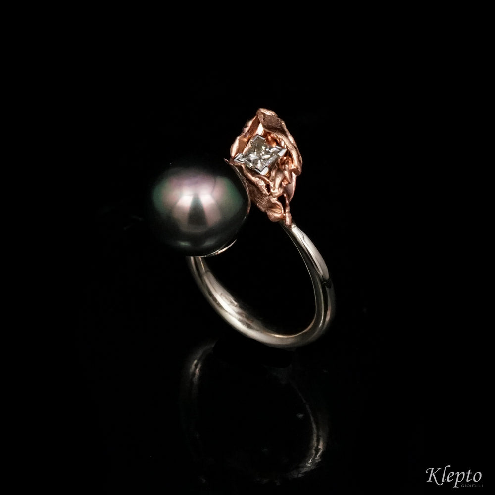 Classic contrarie ring in white gold with Polynesian pearl and diamond