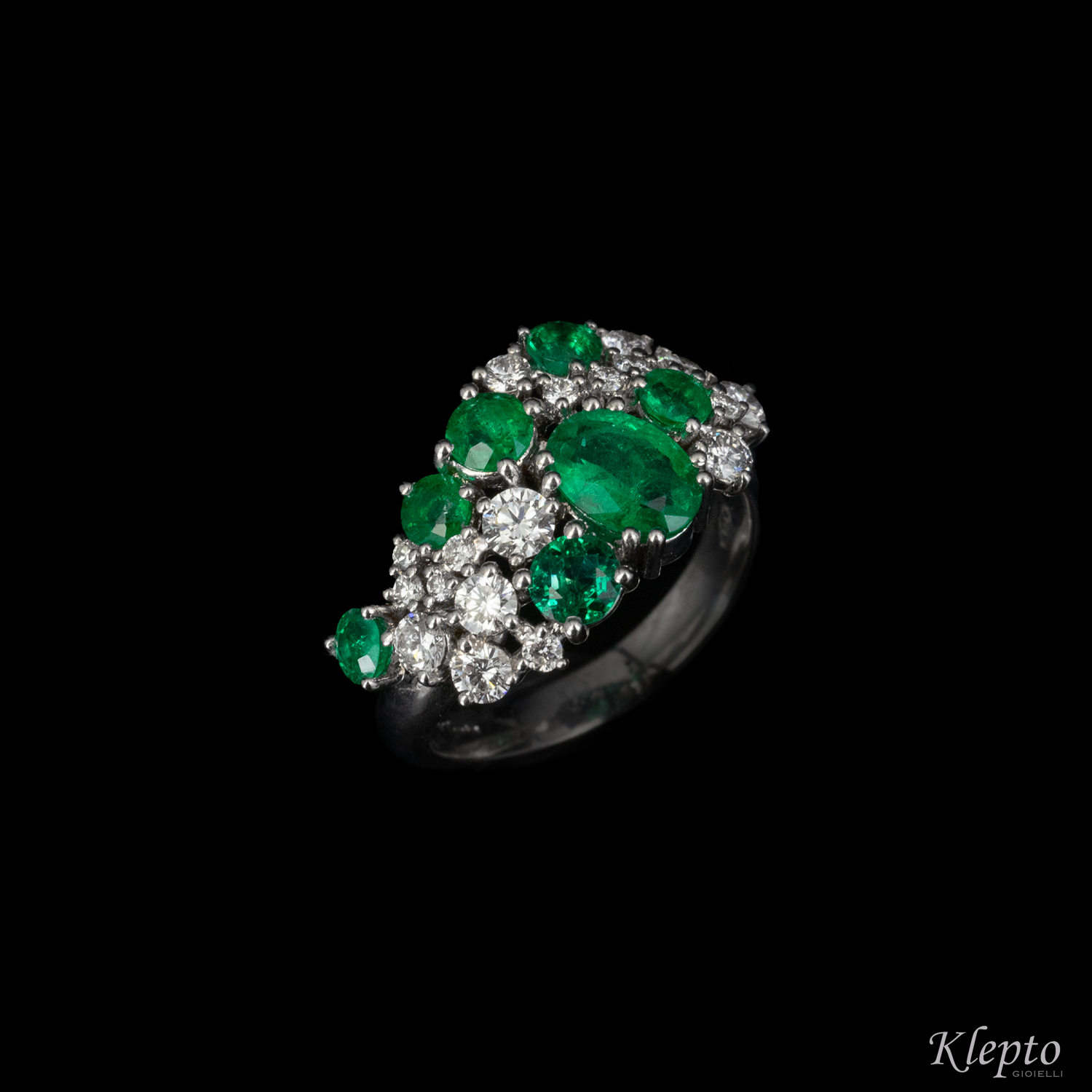 Classic ring by Klepto in white gold with Emeralds and Diamonds