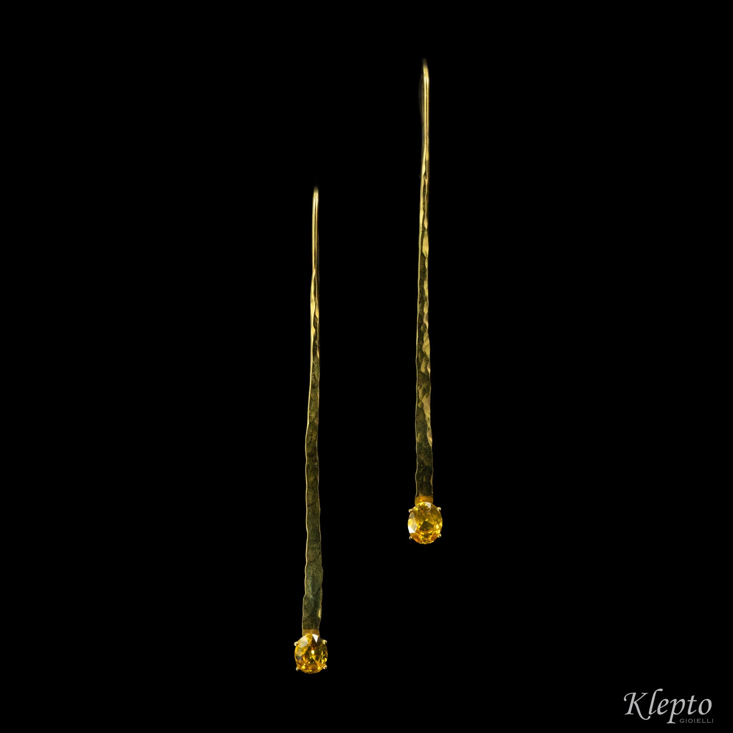 Hammered yellow gold earrings with natural Zircons