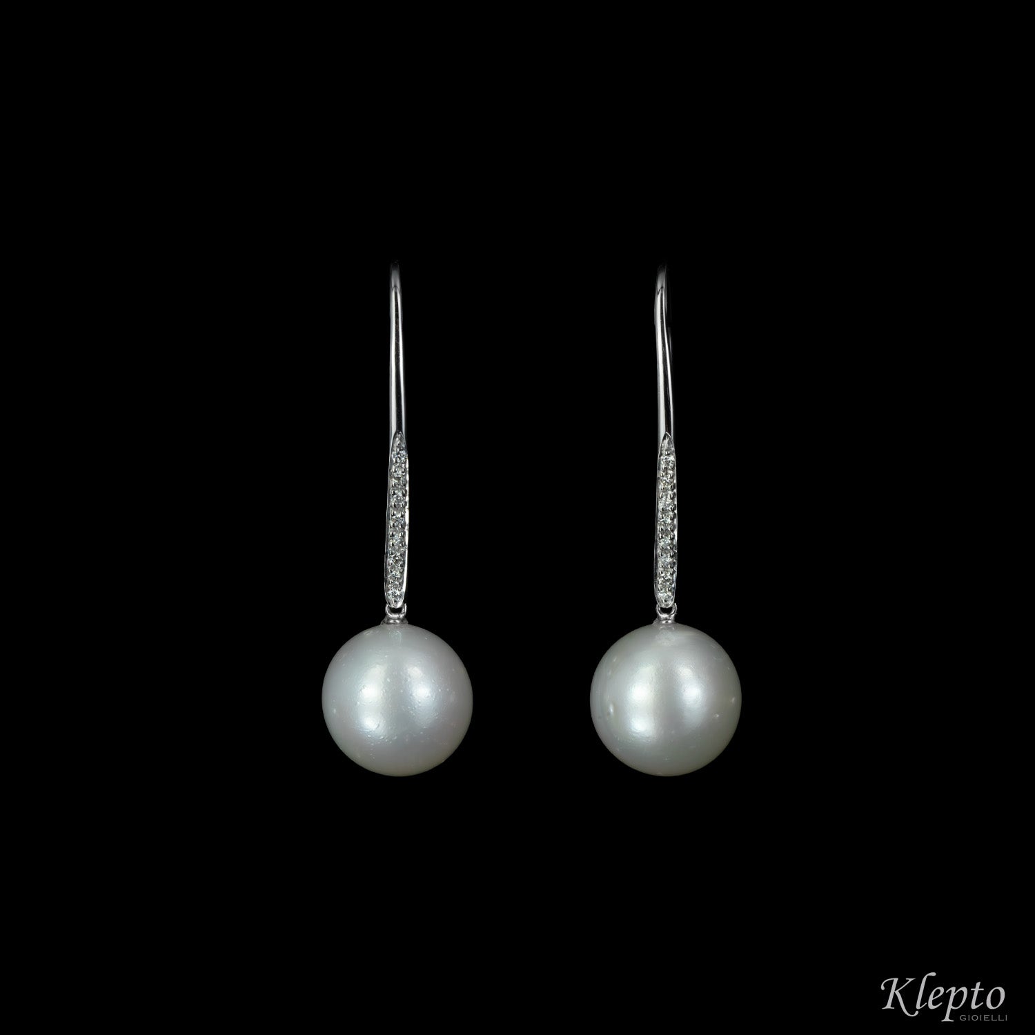White gold pendant earrings with pearls and diamonds