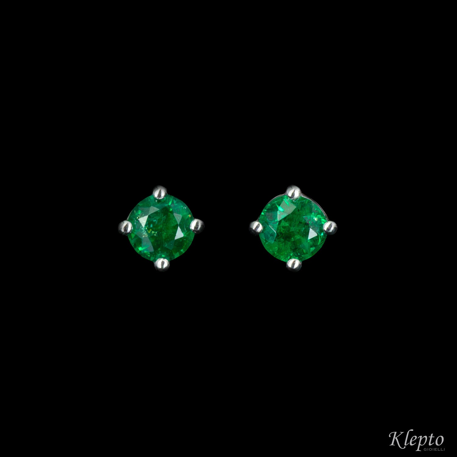 White gold earrings with light points with Emeralds