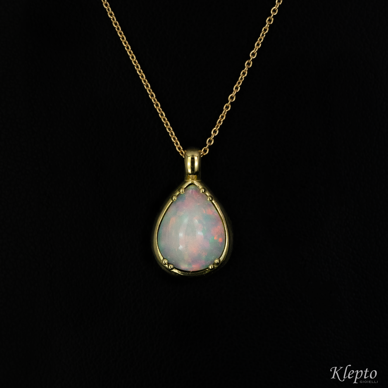 Yellow gold pendant with ct 2,25 Opal