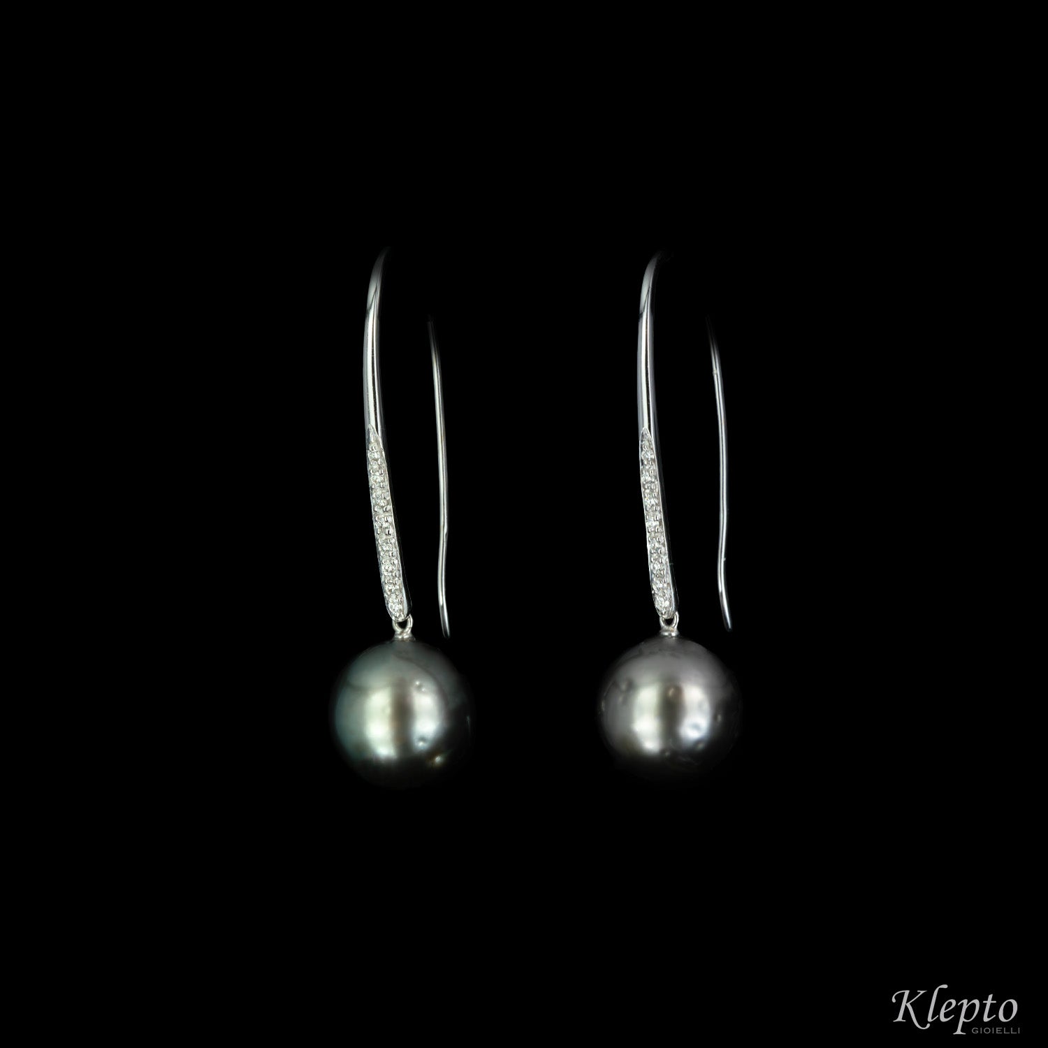 White gold pendant earrings with pearls and diamonds