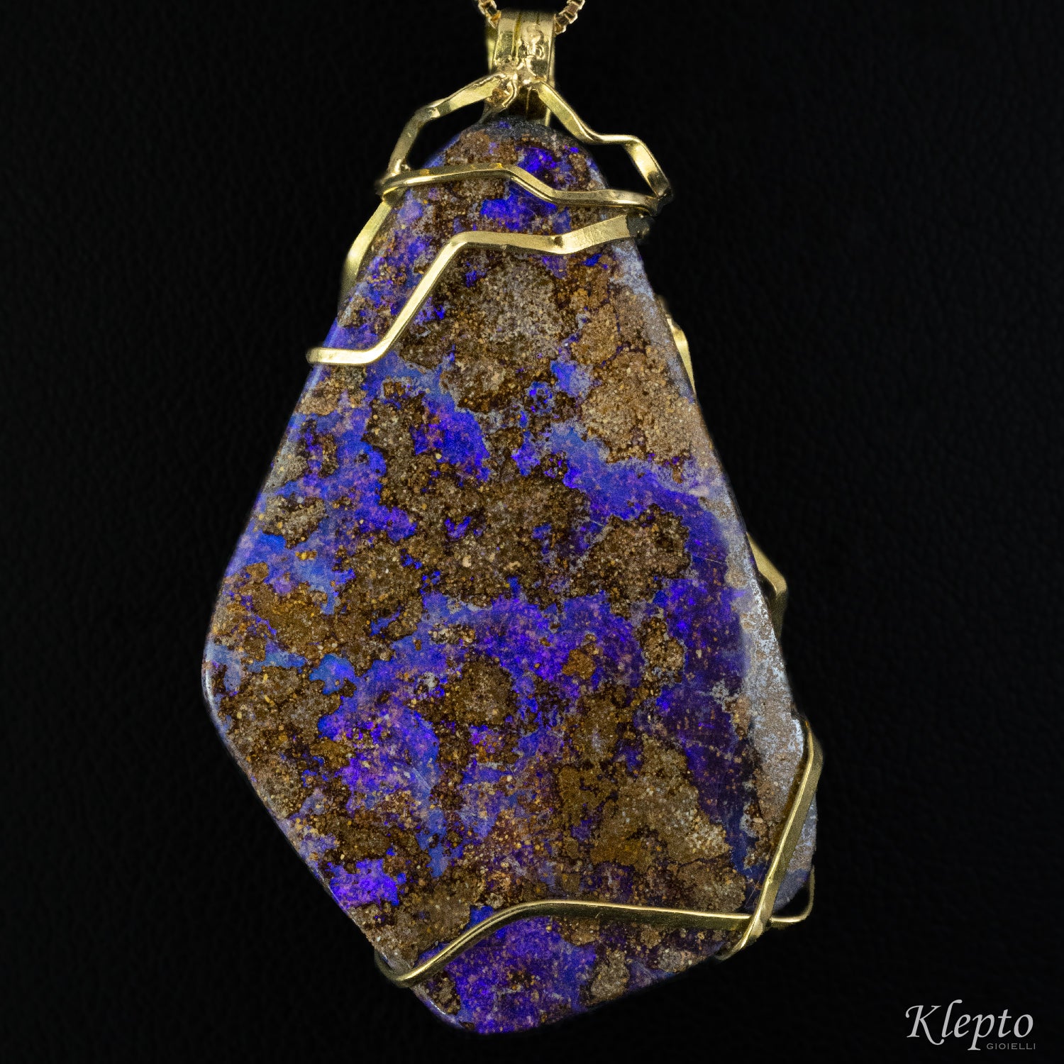 Yellow gold pendant with Opal matrix