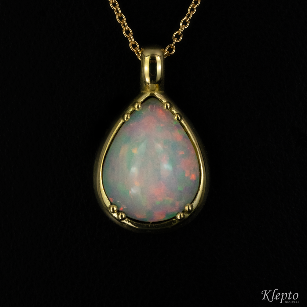 Yellow gold pendant with ct 2,25 Opal