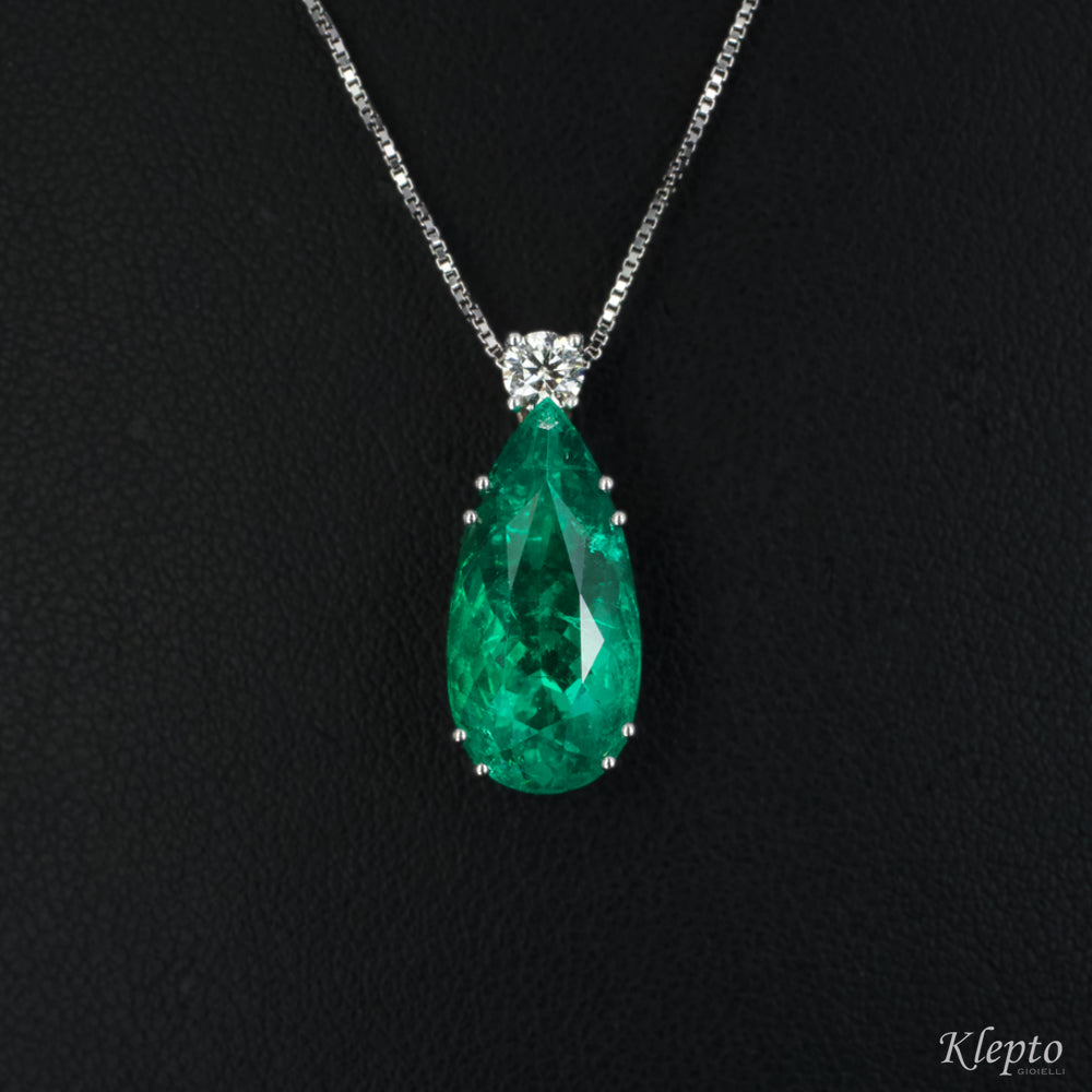 White gold pendant with Emerald and Diamond