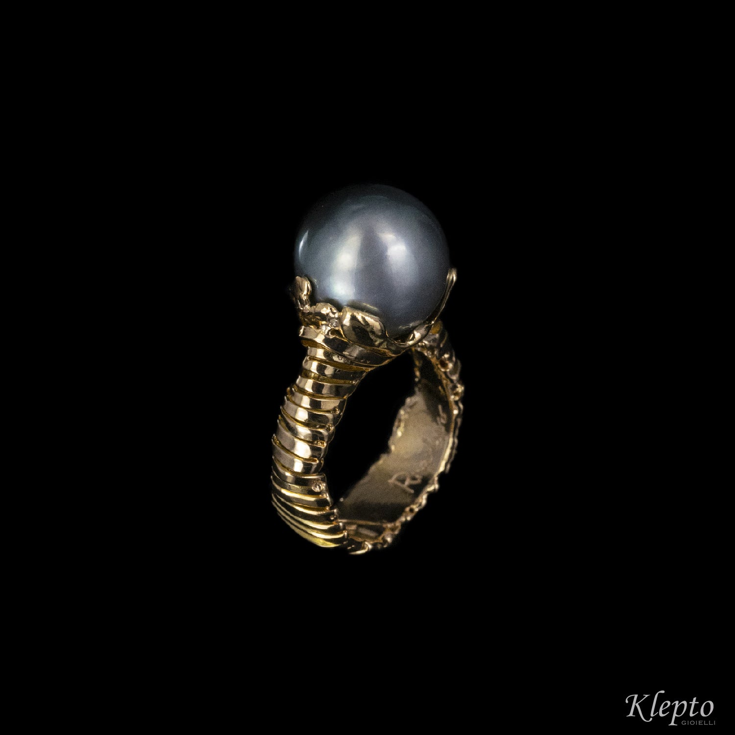 Yellow gold ring "Riverbero" with Polynesian Pearl