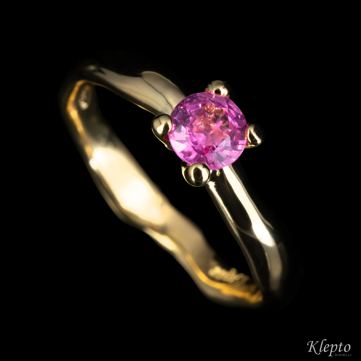 "Divenire" yellow gold ring with pink sapphire
