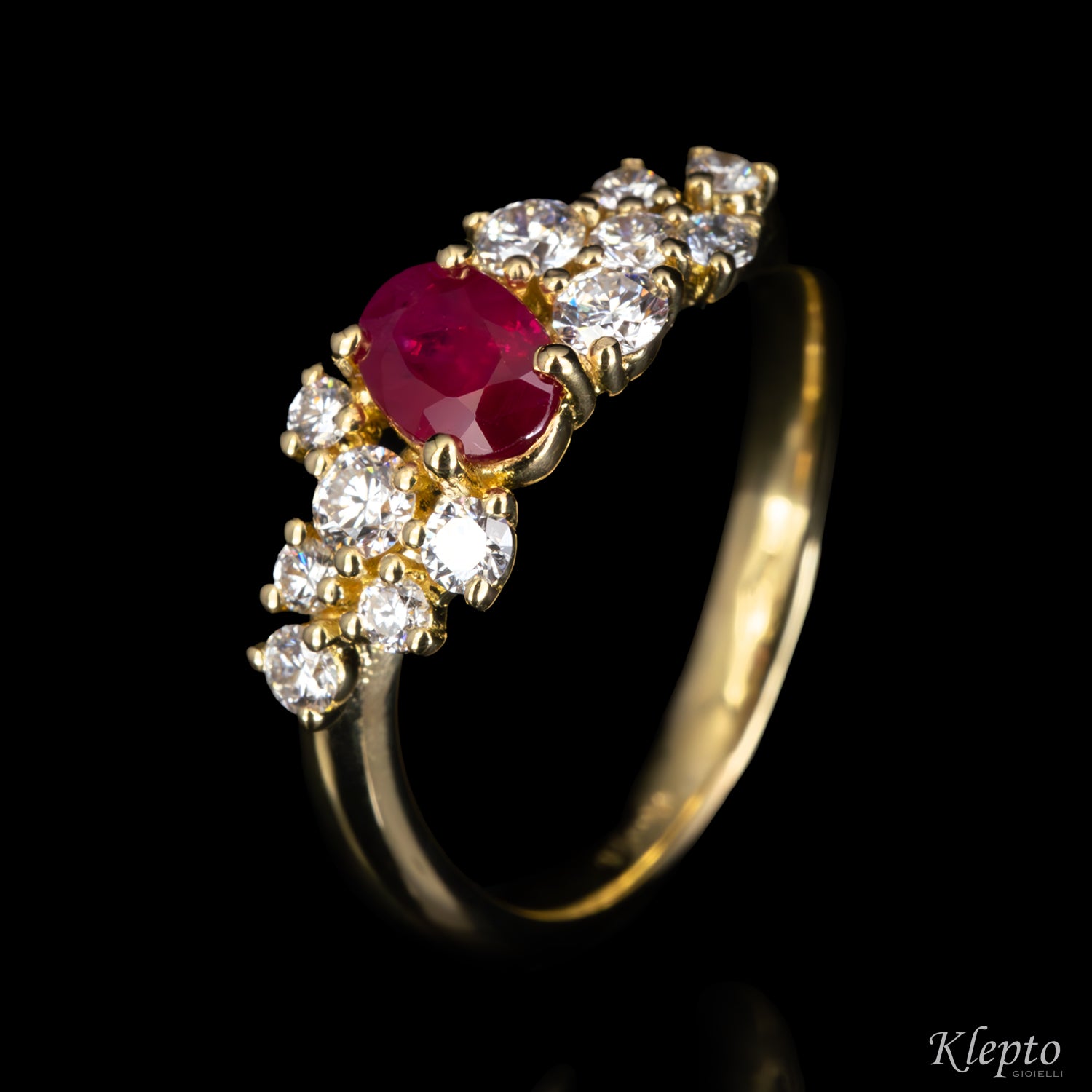 Classic ring by Klepto in yellow gold with Ruby and Diamonds