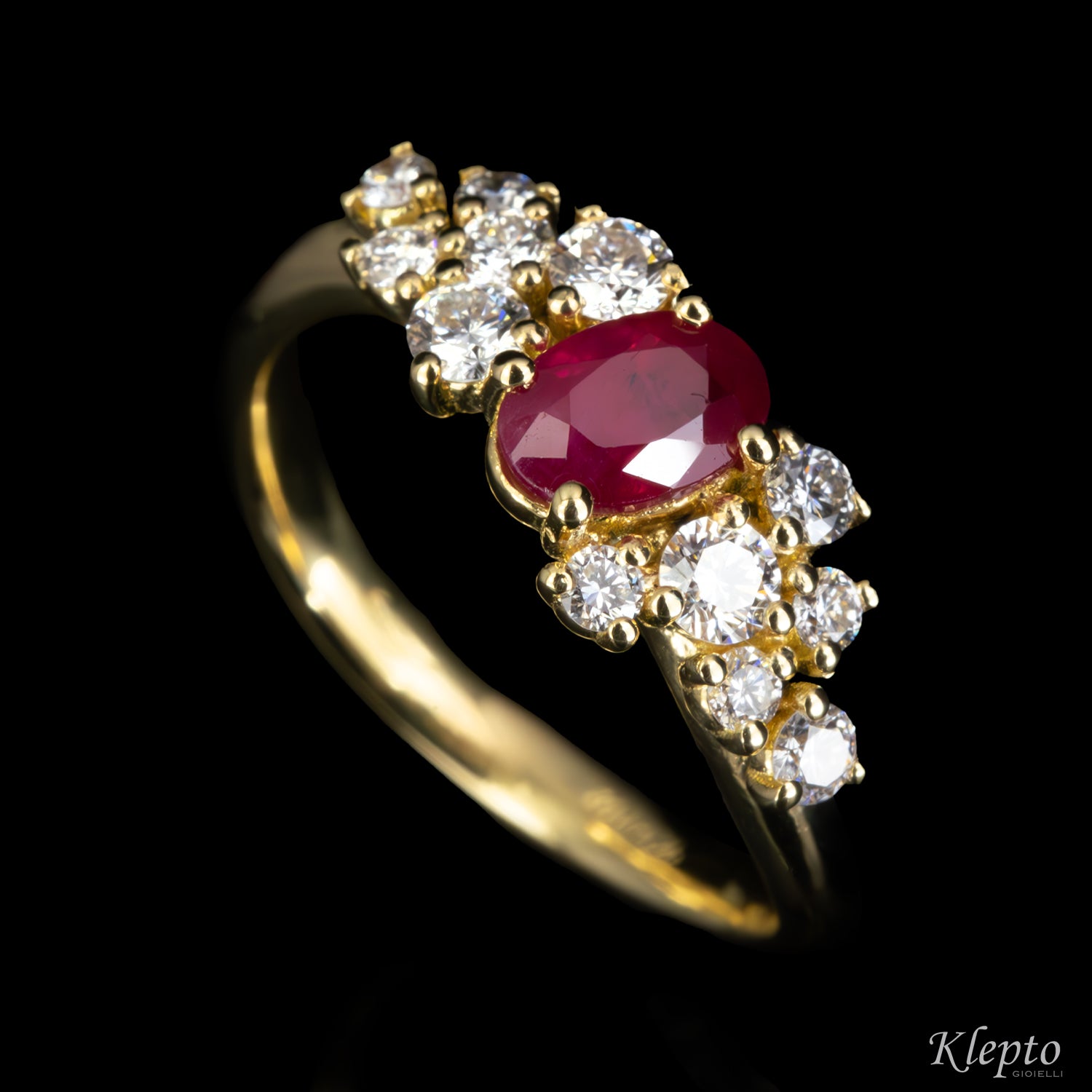 Classic ring by Klepto in yellow gold with Ruby and Diamonds