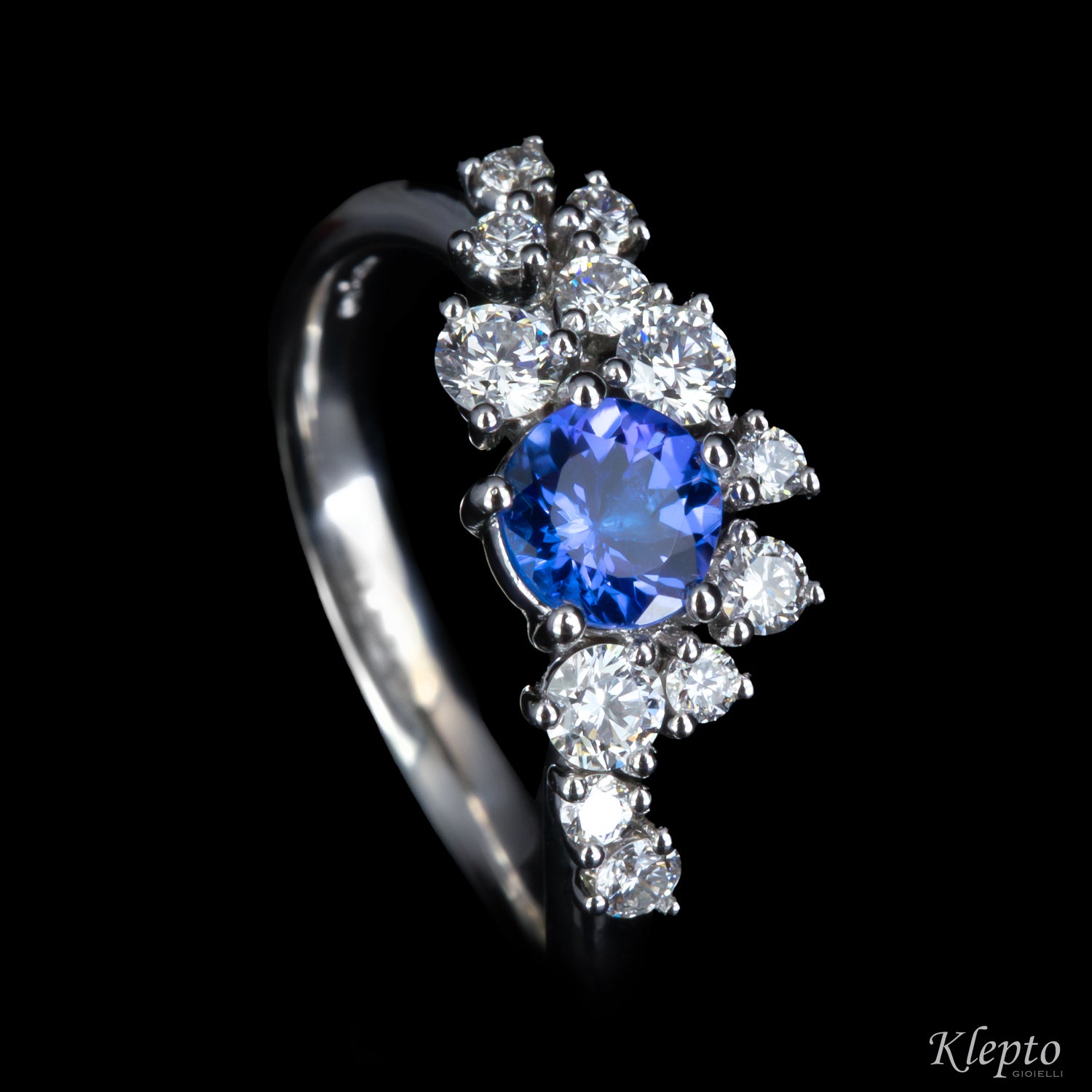 Anello classico by Klepto in oro bianco con Tanzanite e Diamanti