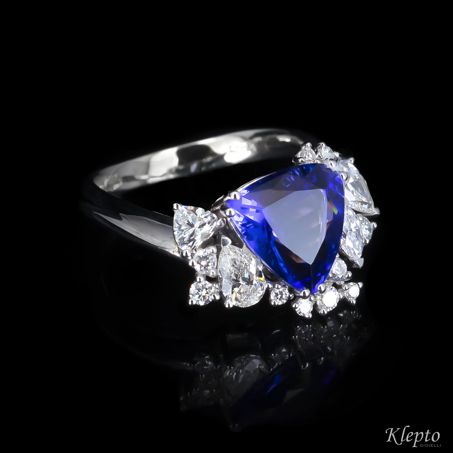 Classic ring by Klepto in white gold with Tanzanite and Diamonds