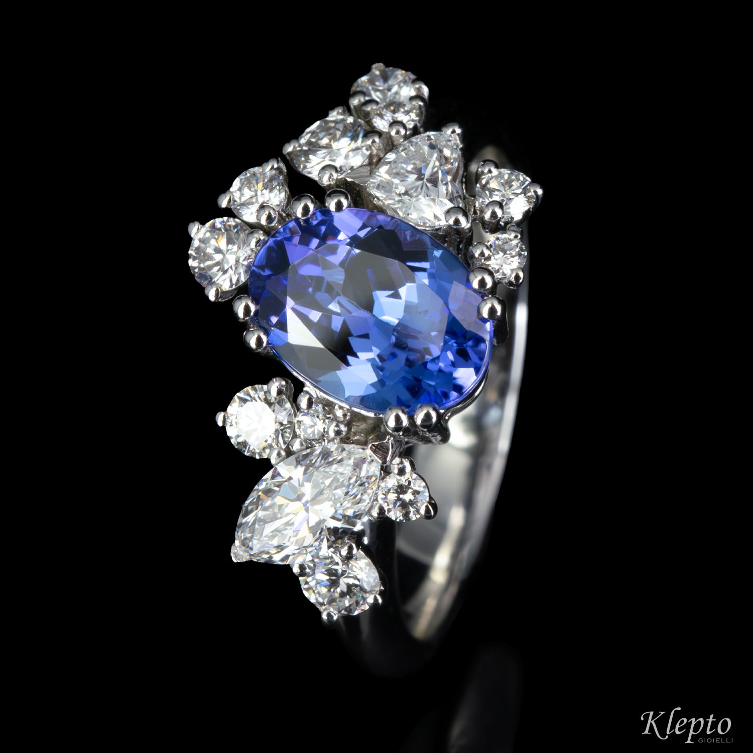 Anello classico by Klepto in oro bianco con Tanzanite e Diamanti