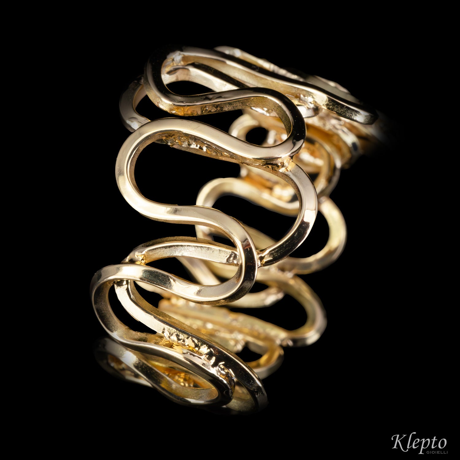 Yellow gold ring with wavy wire