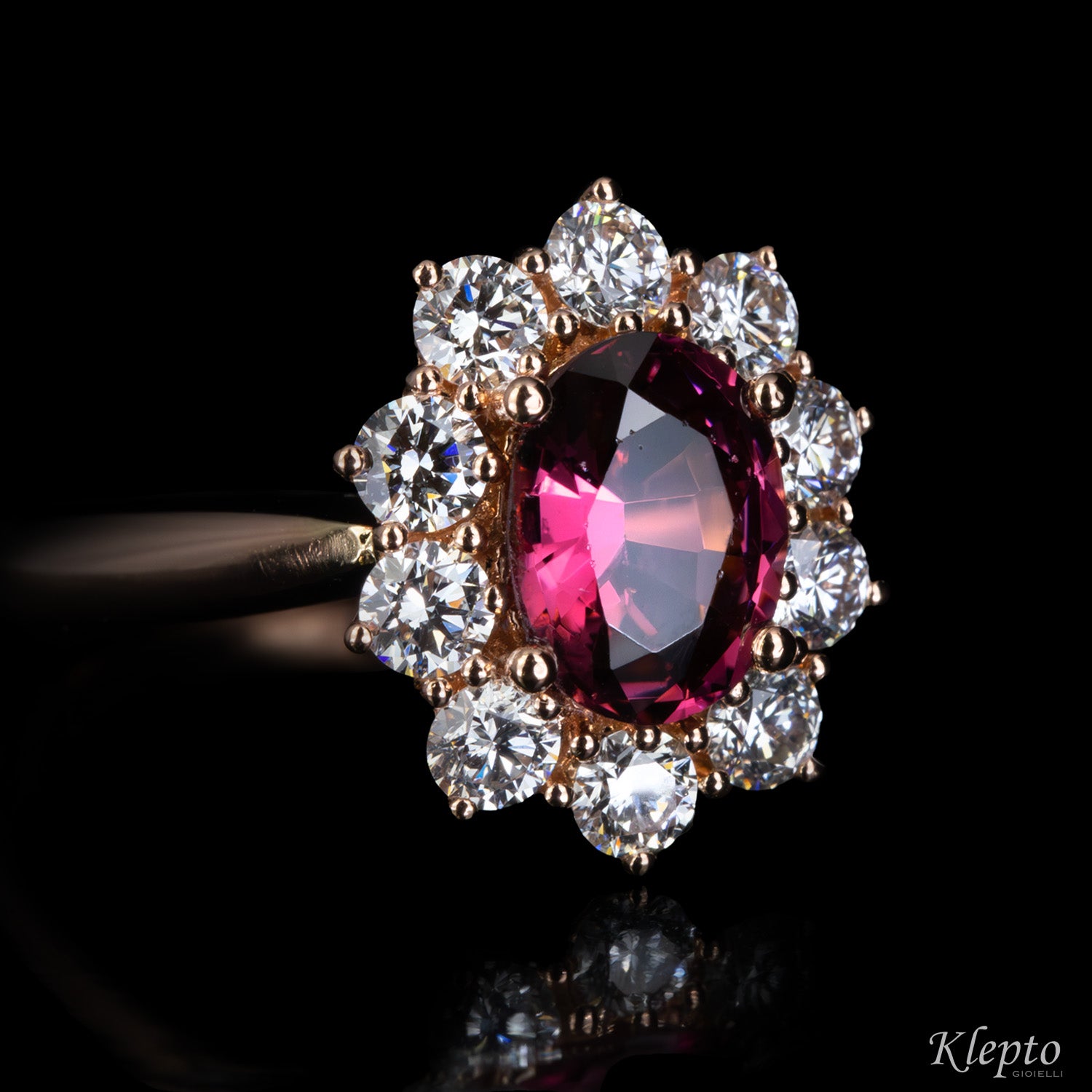 Classic ring in rose gold with Rhodolite and diamond surround
