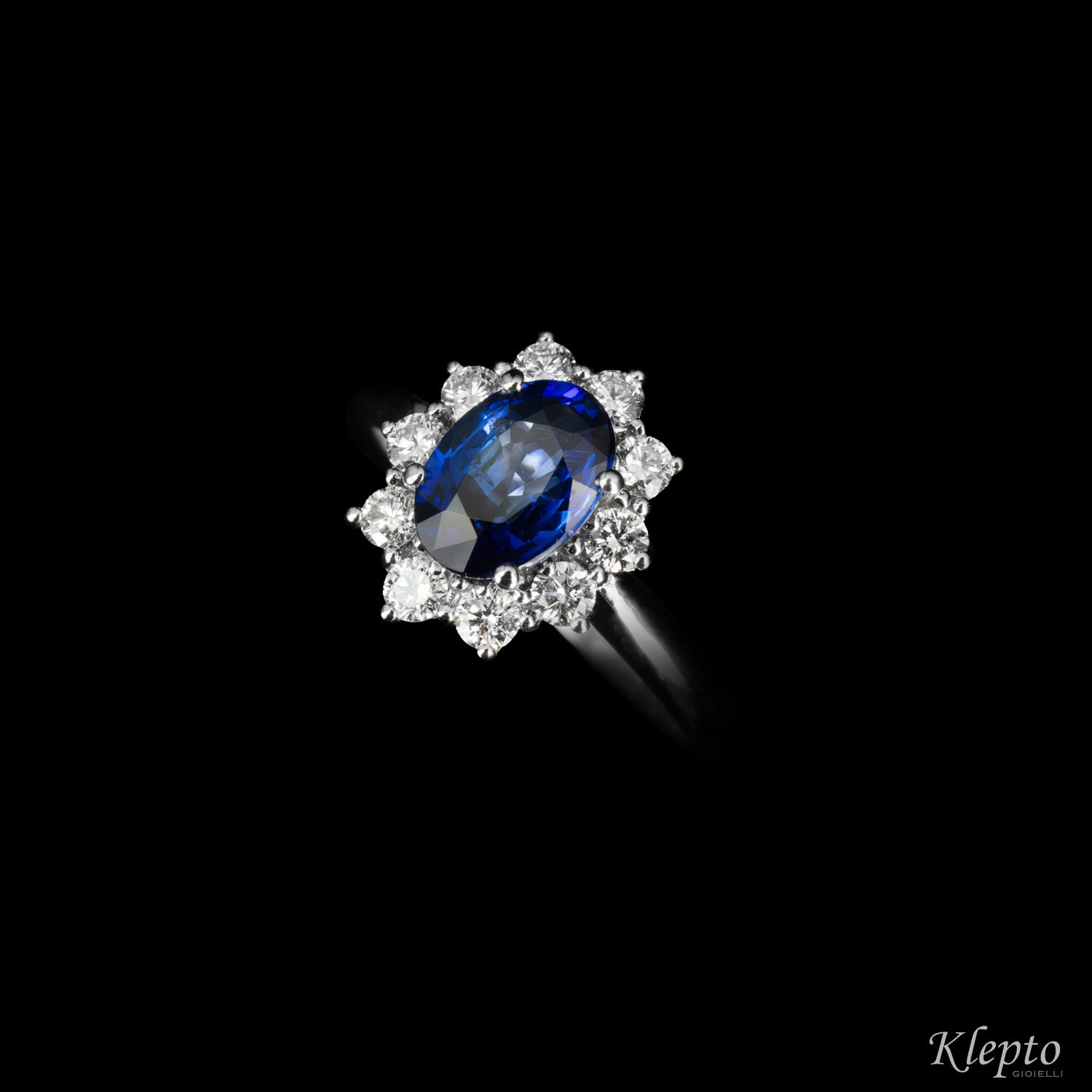 Classic ring in white gold with blue Sapphire (medium) and Diamonds