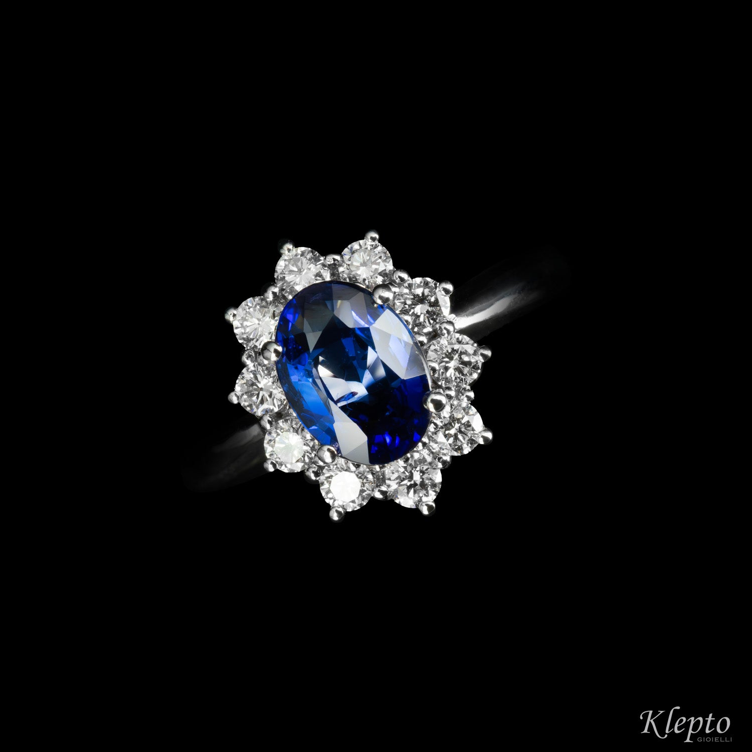 Classic ring in white gold with blue Sapphire (medium) and Diamonds