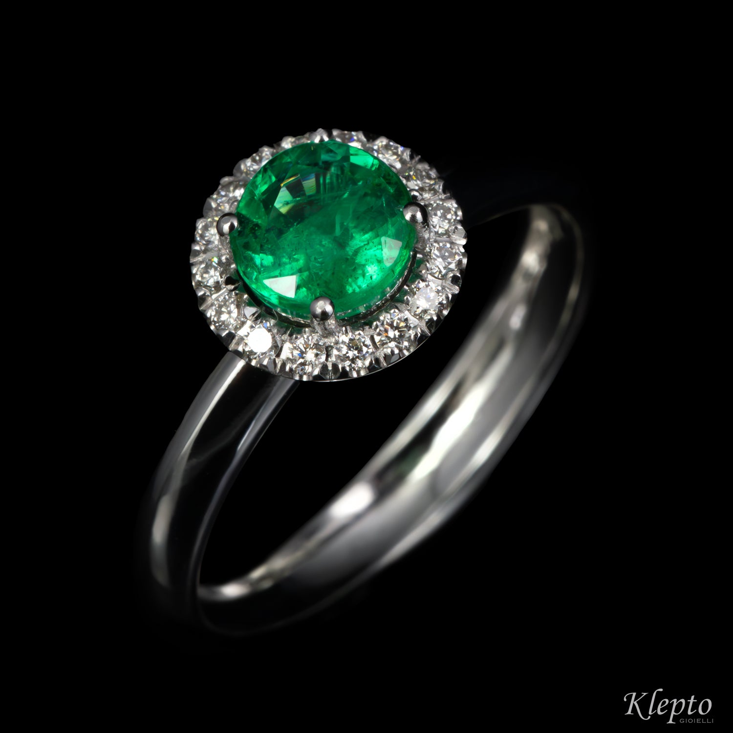 Classic white gold ring with Emerald and diamond surround